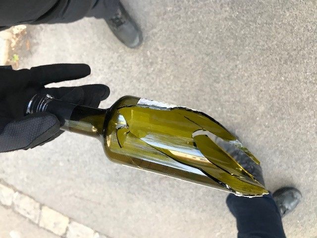 Eine zerbrochene Glasflasche wurde eingesetzt, um den Kontrahenten zu bedrohen Eine zerbrochene Glasflasche wurde eingesetzt, um den Kontrahenten zu bedrohen