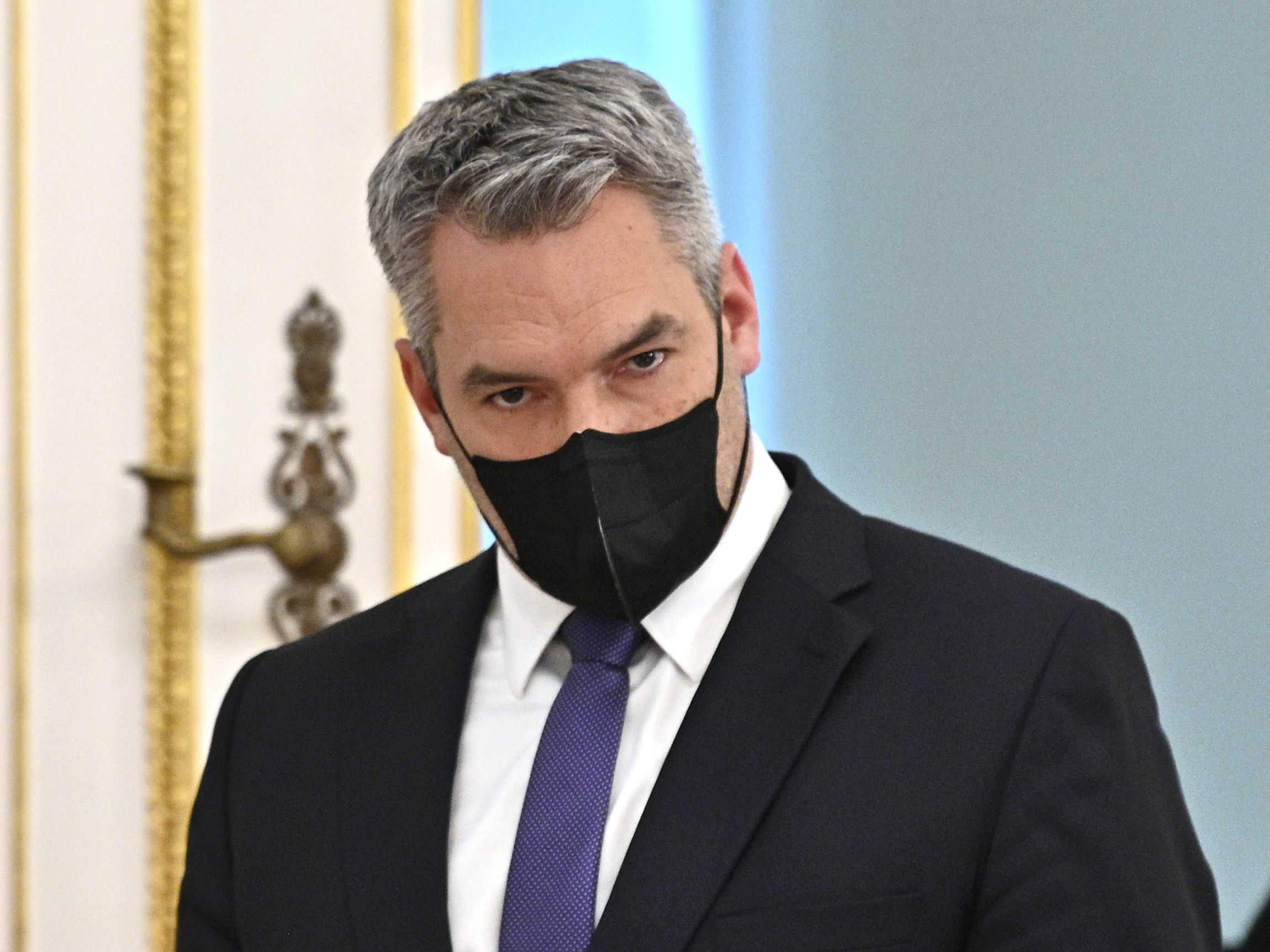 Innenminister Nehammer freut sich über den "Impf-Turbo" bei der Polizei. Innenminister Nehammer freut sich über den "Impf-Turbo" bei der Polizei.