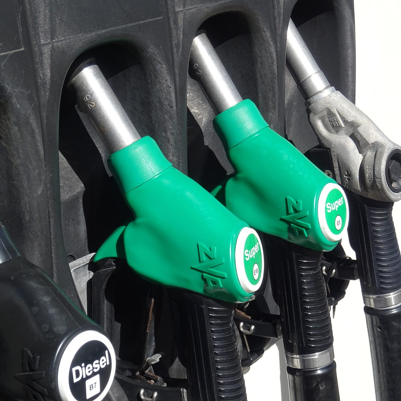 Haushaltsenergiepreise steigen, deutlich spürbar ist das beim Sprit: Superbenzin ist beispielsweise um 7 Prozent teurer geworden