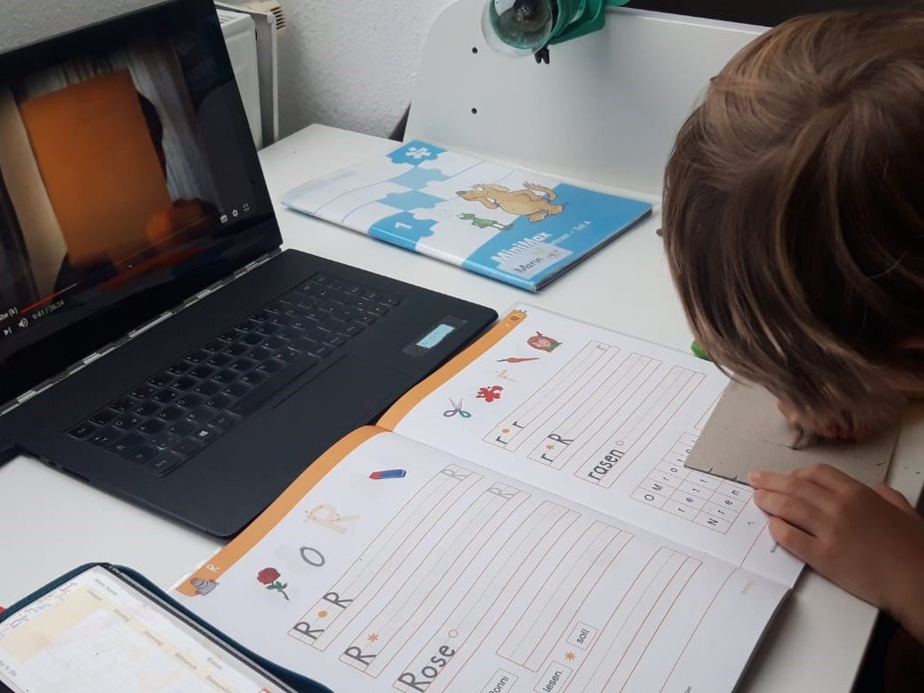 Die Hälfte der Eltern berichtet von einer Belastungssituation für die Familie durch das Distance Learning. Die Hälfte der Eltern berichtet von einer Belastungssituation für die Familie durch das Distance Learning.