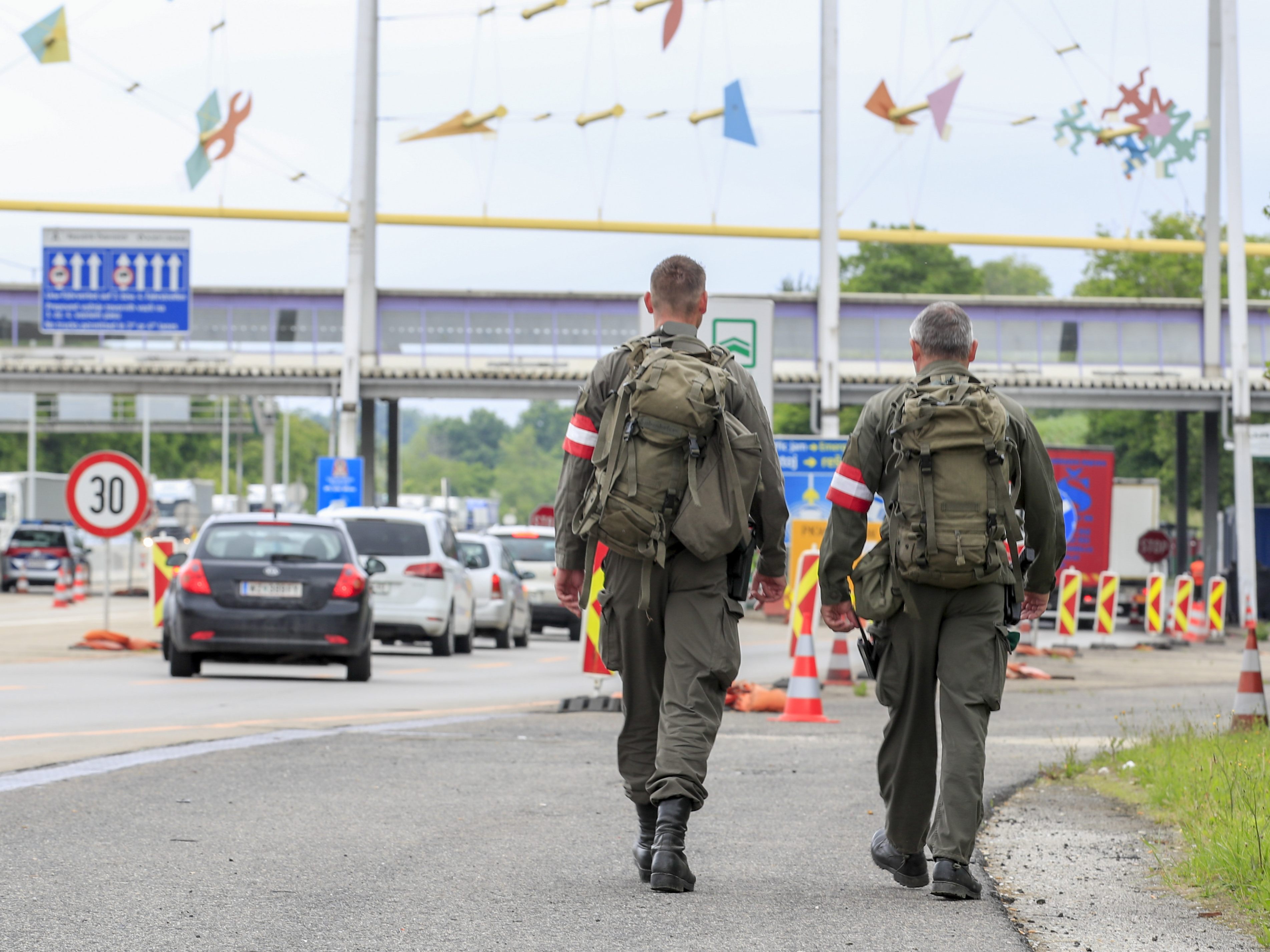 Die Milizsoldaten sollen Geld von Autofahrern angenommen haben. Die Milizsoldaten sollen Geld von Autofahrern angenommen haben.