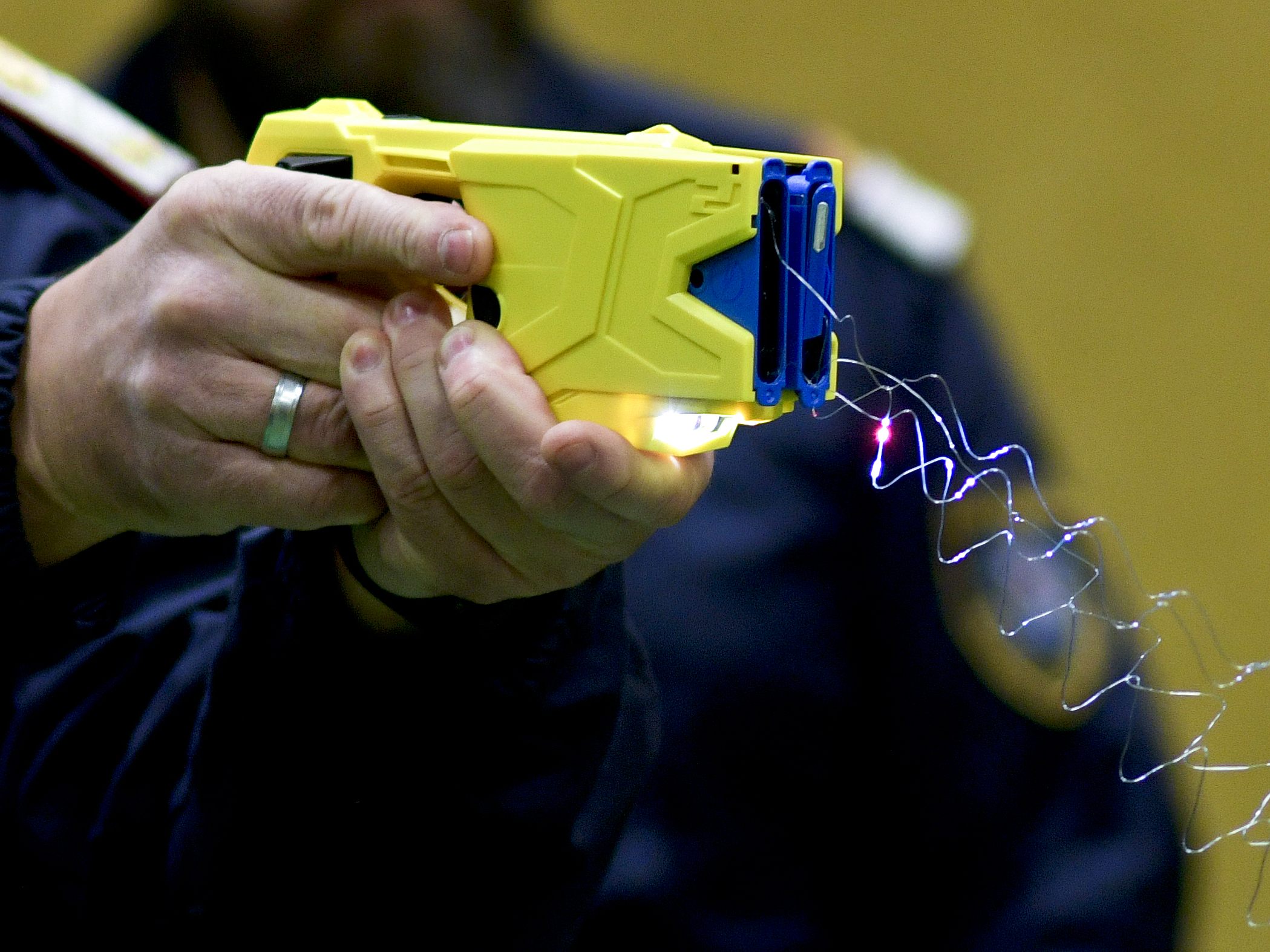 Ein Polizist musste einen Taser einsetzen.