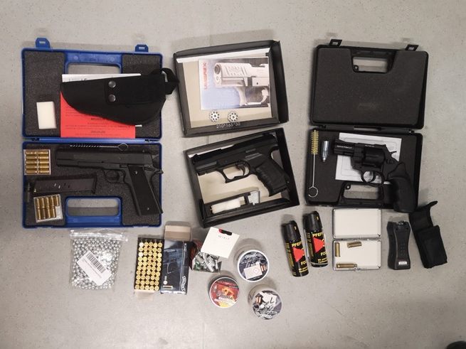 Diese Waffen und Co. fand die Wiener Polizei in der Wohnung in Wien 10 Diese Waffen und Co. fand die Wiener Polizei in der Wohnung in Wien 10