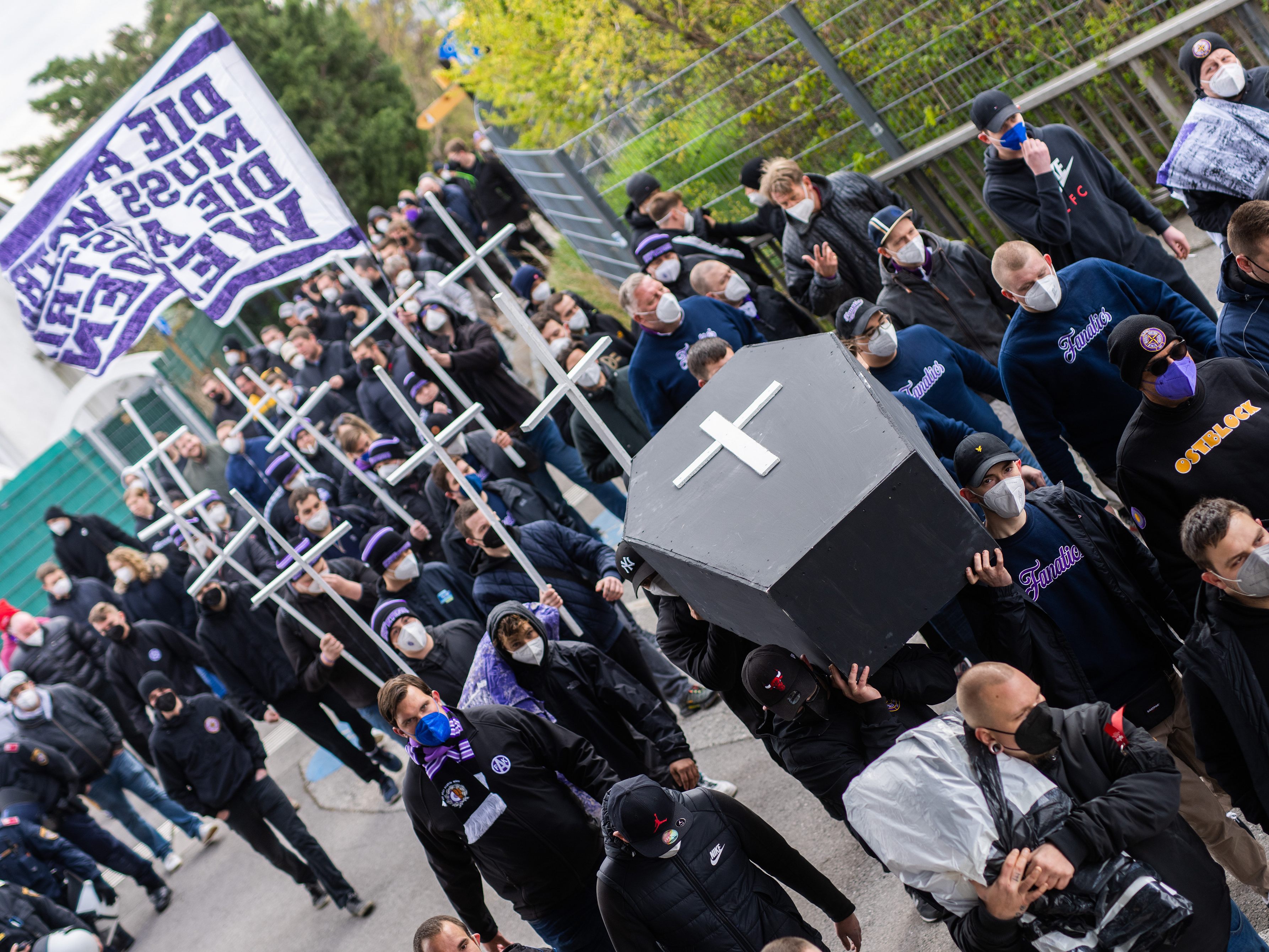 Der Tod muss ein Wiener sein, doch ist er Austrianer? Der Tod muss ein Wiener sein, doch ist er Austrianer?