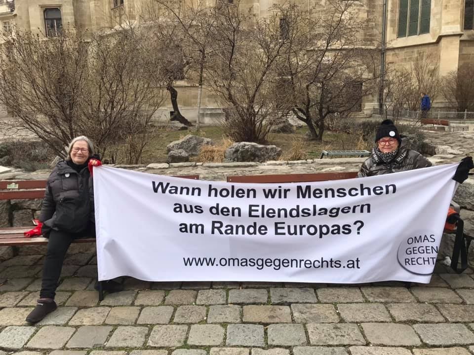 Der Protest der "Omas gegen Rechts" gegen "unmenschliche Asylpolitik" ist ungebrochen