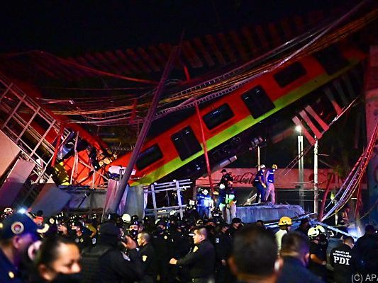 Verheerende Szenen nach Einsturz einer U-Bahn-Brücke