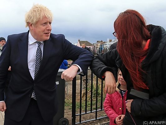 Premier Johnson grüßt hier mit seinem Ellenbogen
