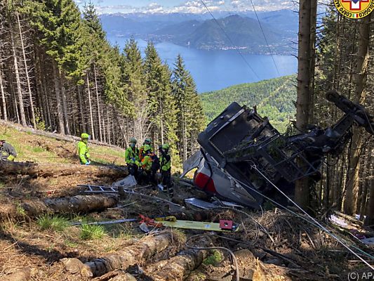 Rettungskräfte bei abgestürzter Gondel - dahinter der Lago Maggiore Rettungskräfte bei abgestürzter Gondel - dahinter der Lago Maggiore