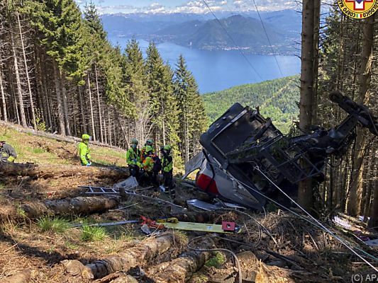 Rettungskräfte bei abgestürzter Gondel - dahinter der Lago Maggiore