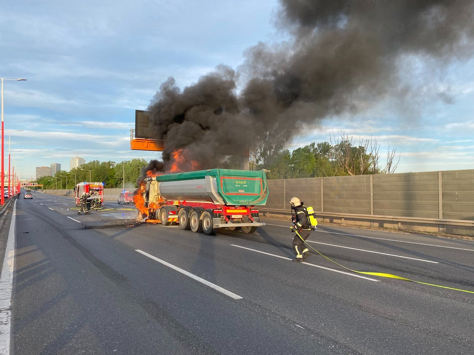 Sperre der Wiener A23 nach LKW-Brand.