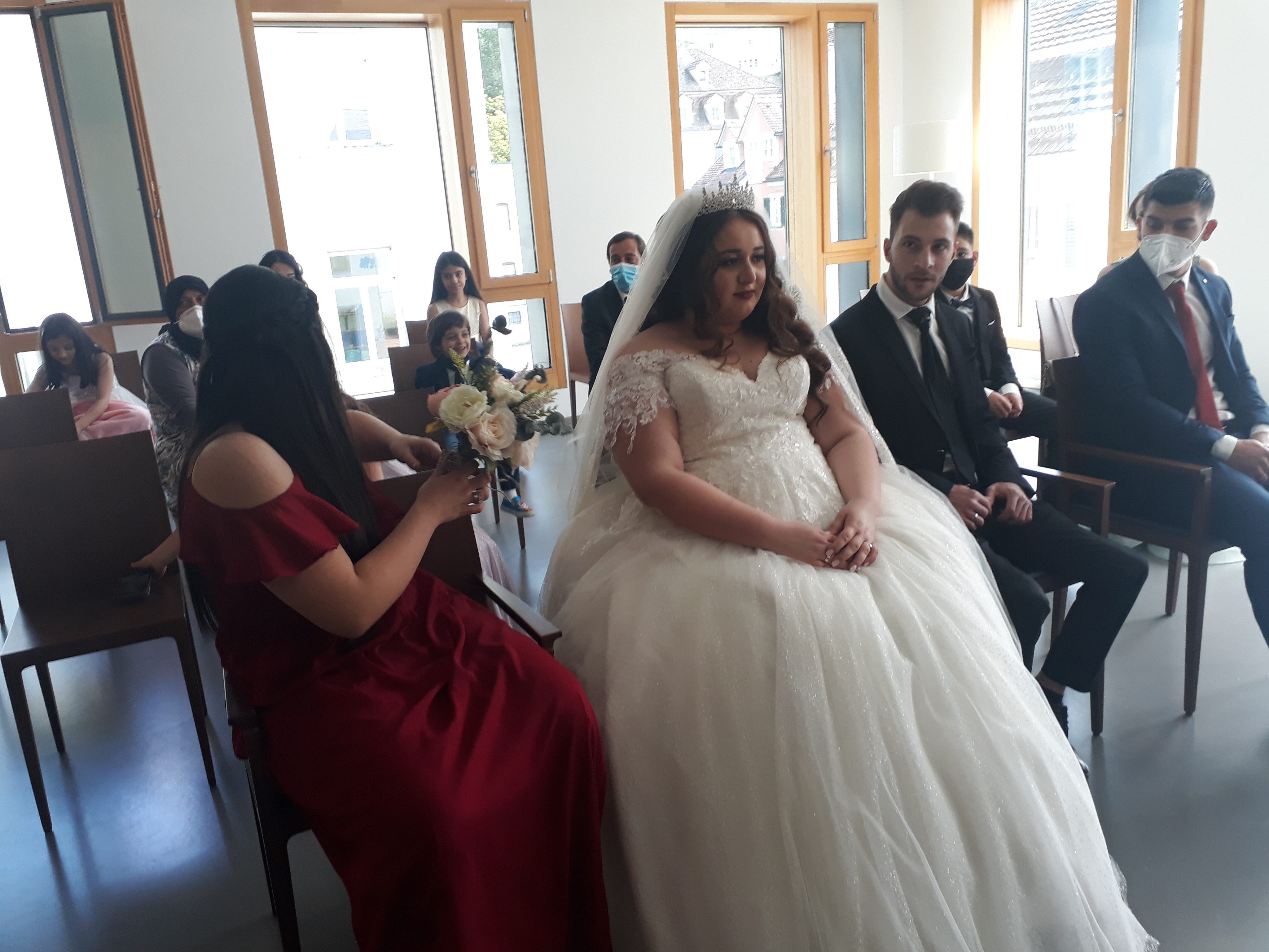 Ahmet und Tuba mit ihren Gästen im Trausaal