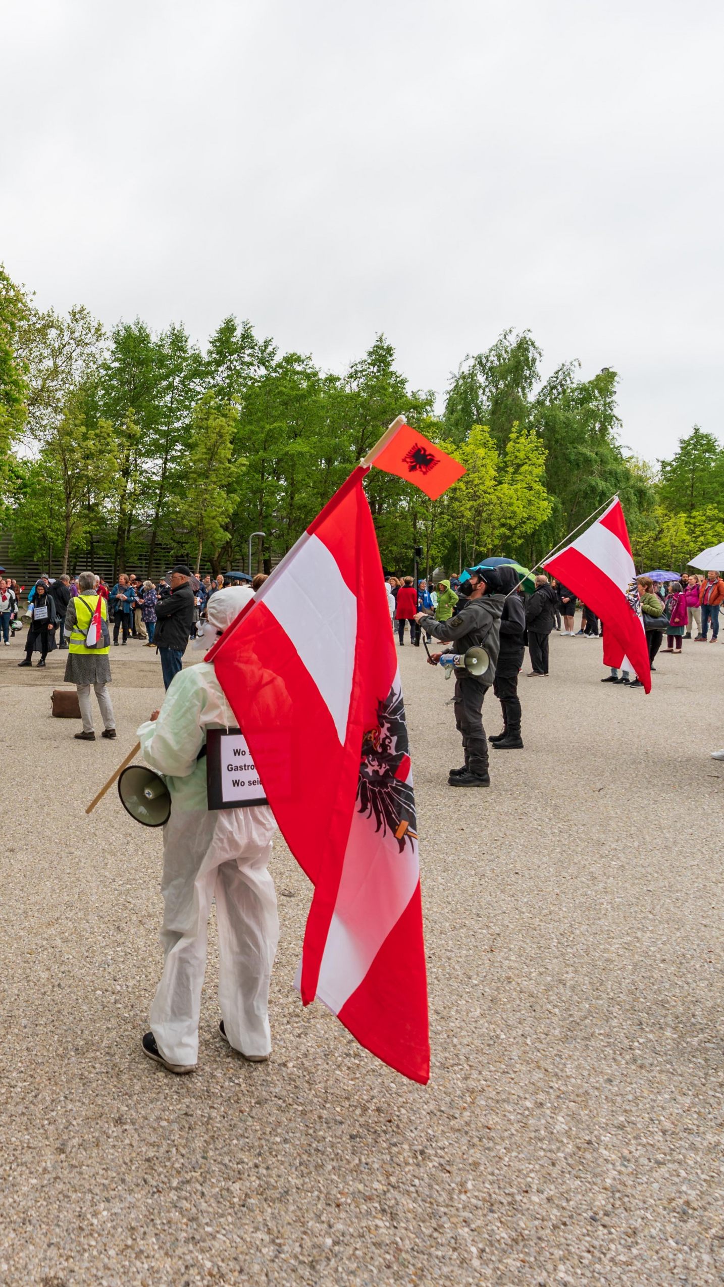 Rund 250 Menschen versammelten sich am Sonntag zum Protest gegen die Corona-Maßnahmen vor dem Festspielhaus.