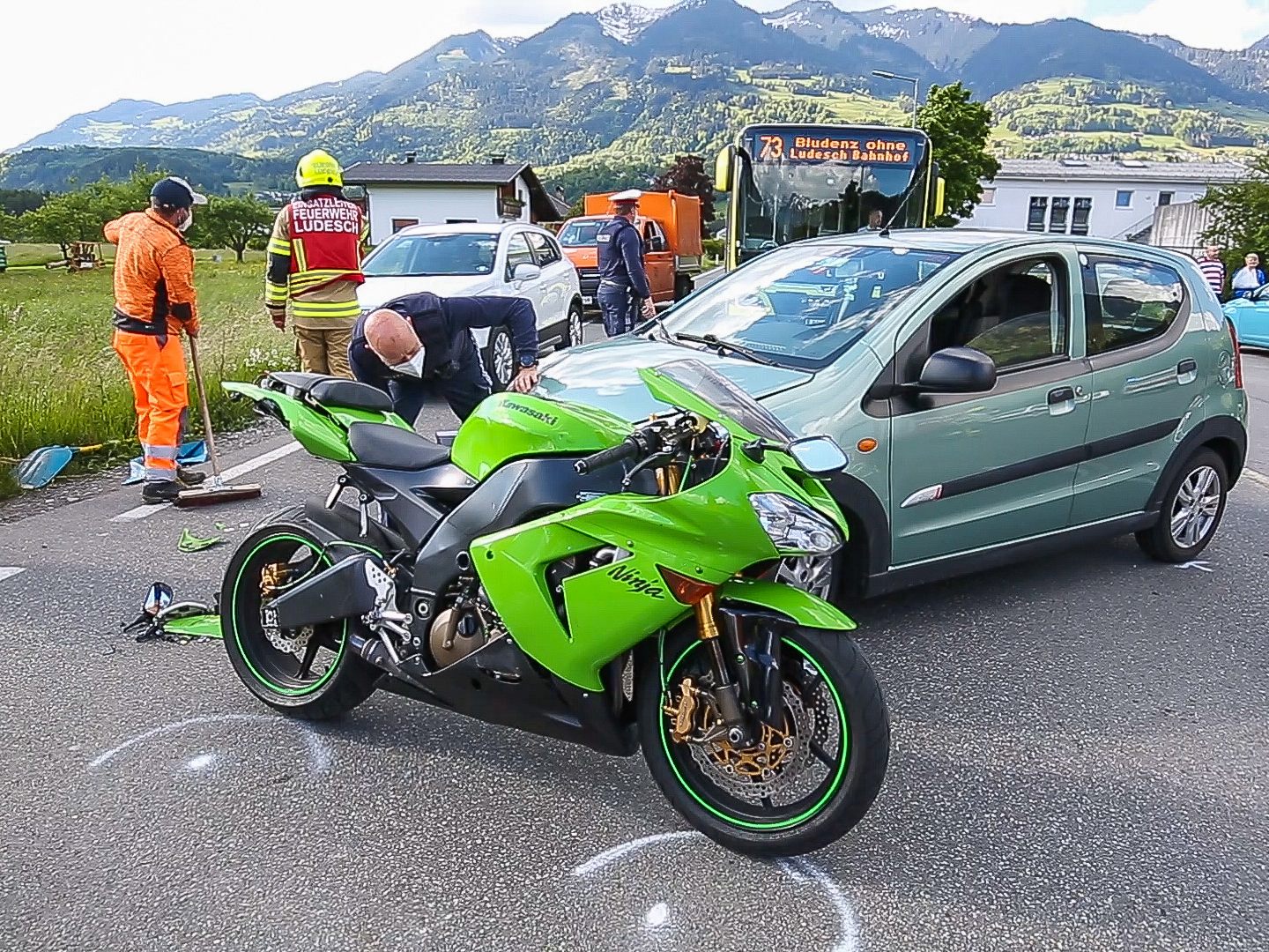 Ein 31-jähriger Motorradfahrer wurde bei einem Unfall in Ludesch unbestimmten Grades verletzt.