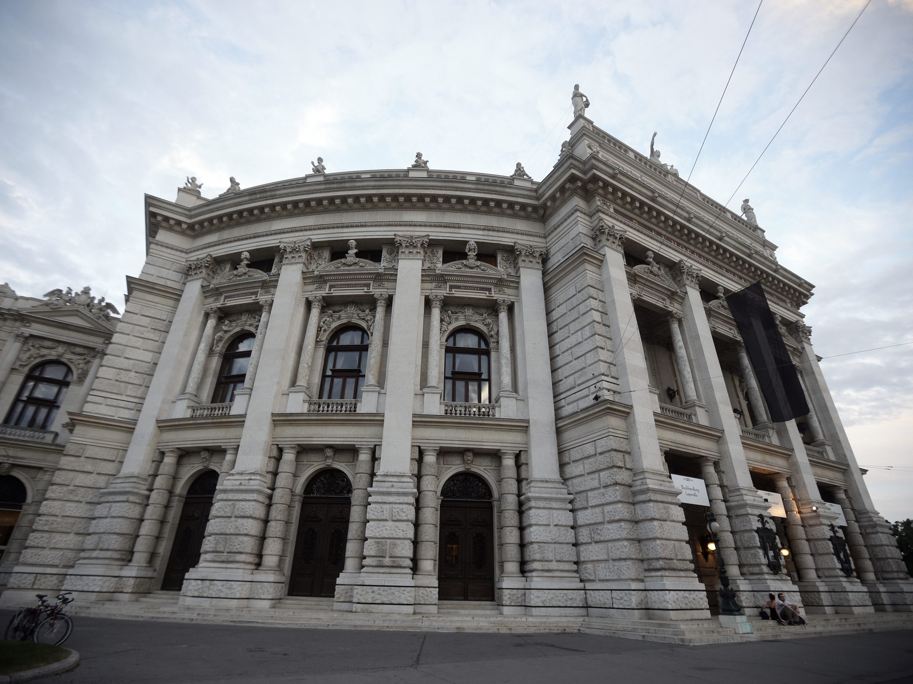 Die alte Bestuhlung des Wiener Burgtheaters wird verkauft.