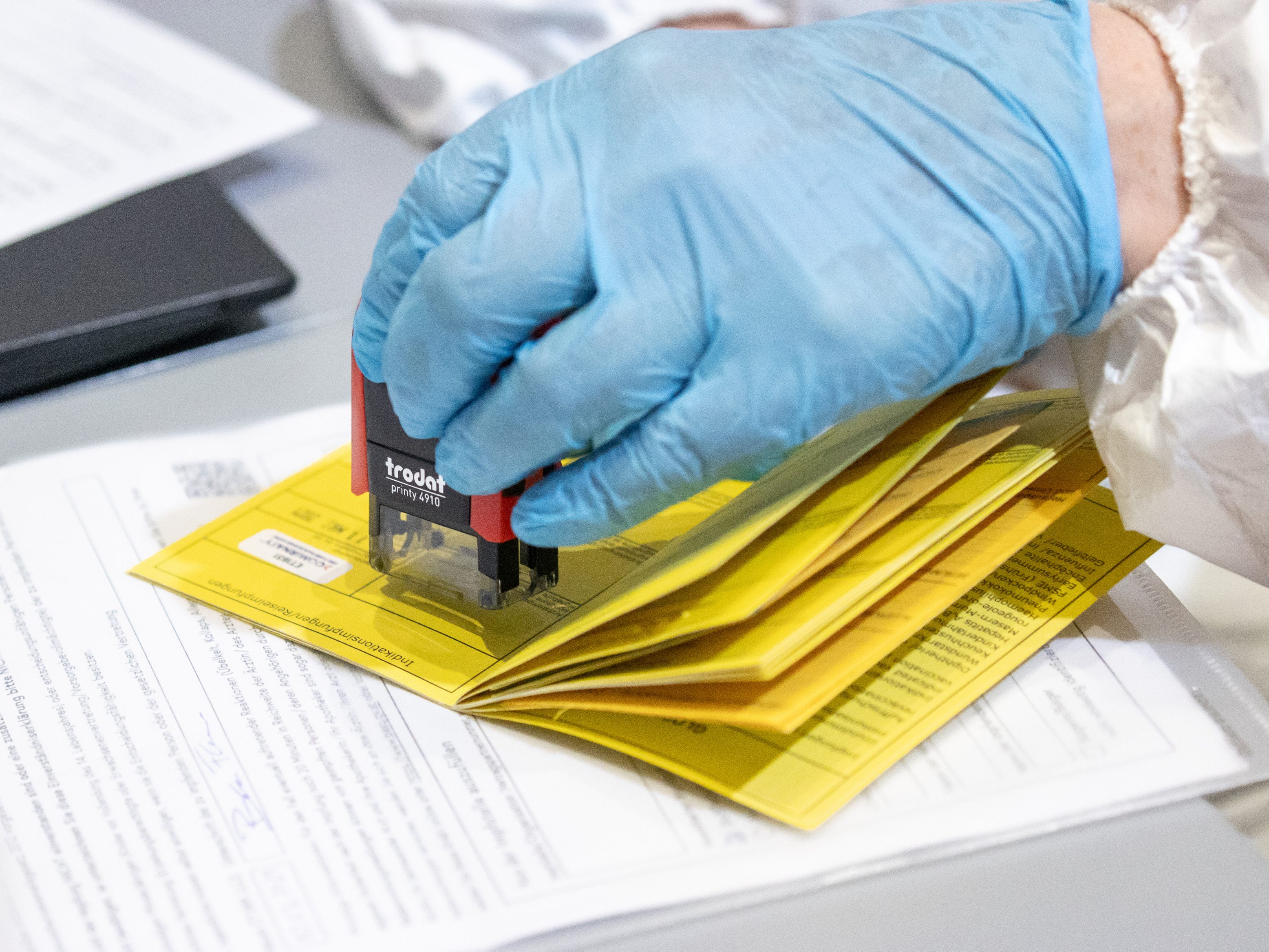 Der gelbe Impfpass aus Papier dient vorerst als Eintrittsberechtigung.