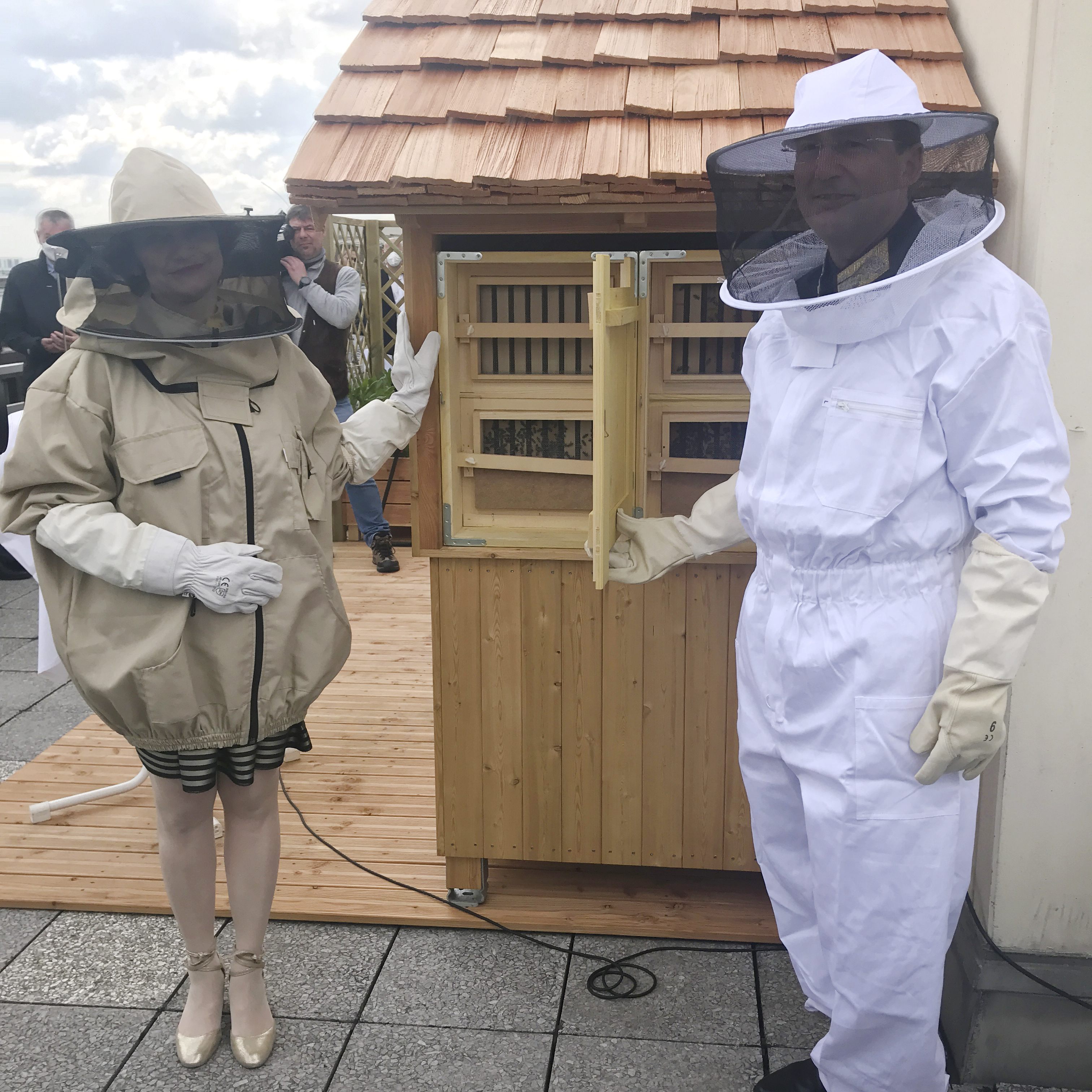 Wiener Polizeipräsident Gerhard Pürstl vor Bienen in Schutzkleidung.