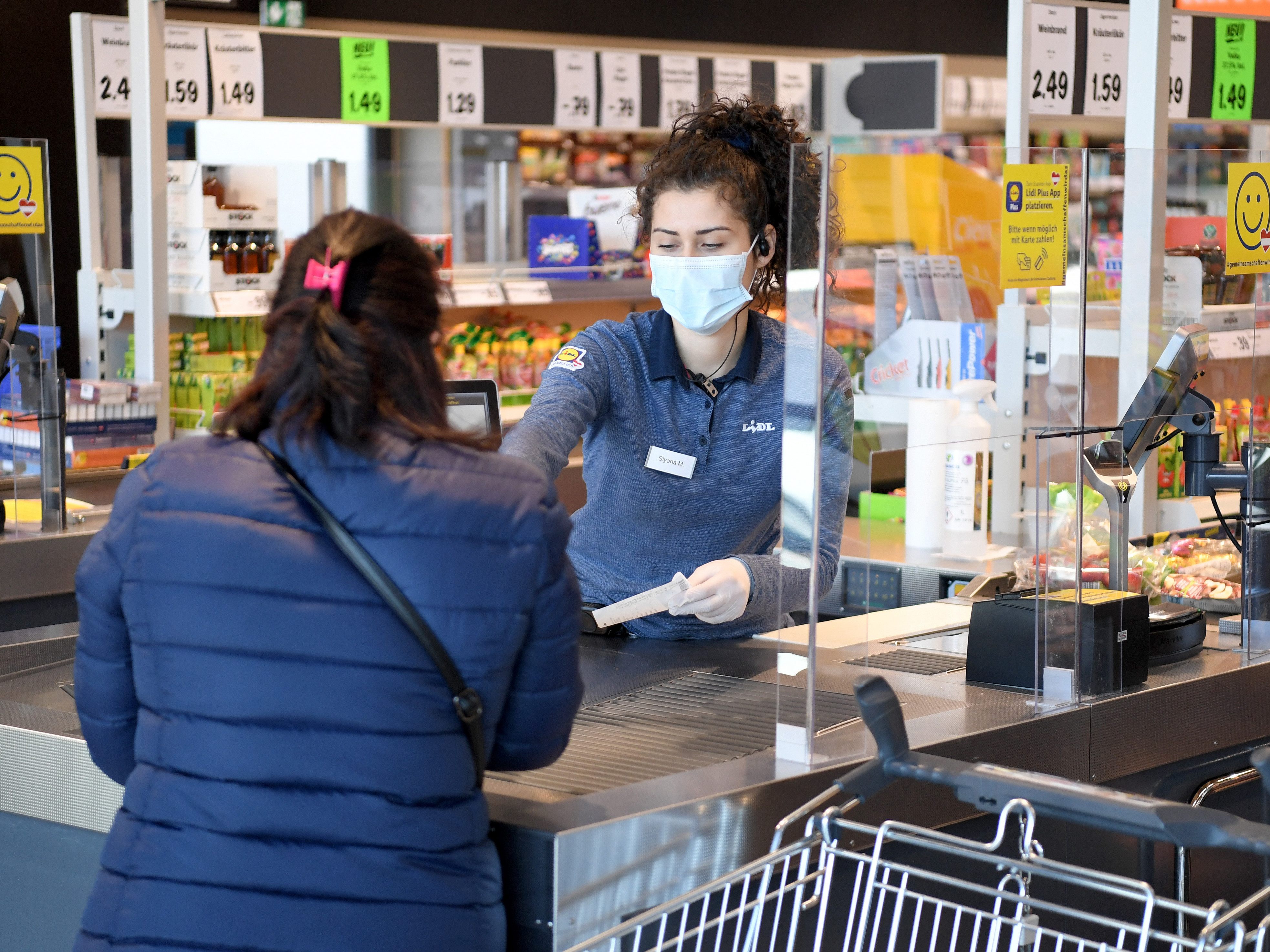 Kurz bezeichnete Supermarkt-Mitarbeiter als "Helden in der Corona-Krise". Kurz bezeichnete Supermarkt-Mitarbeiter als "Helden in der Corona-Krise".