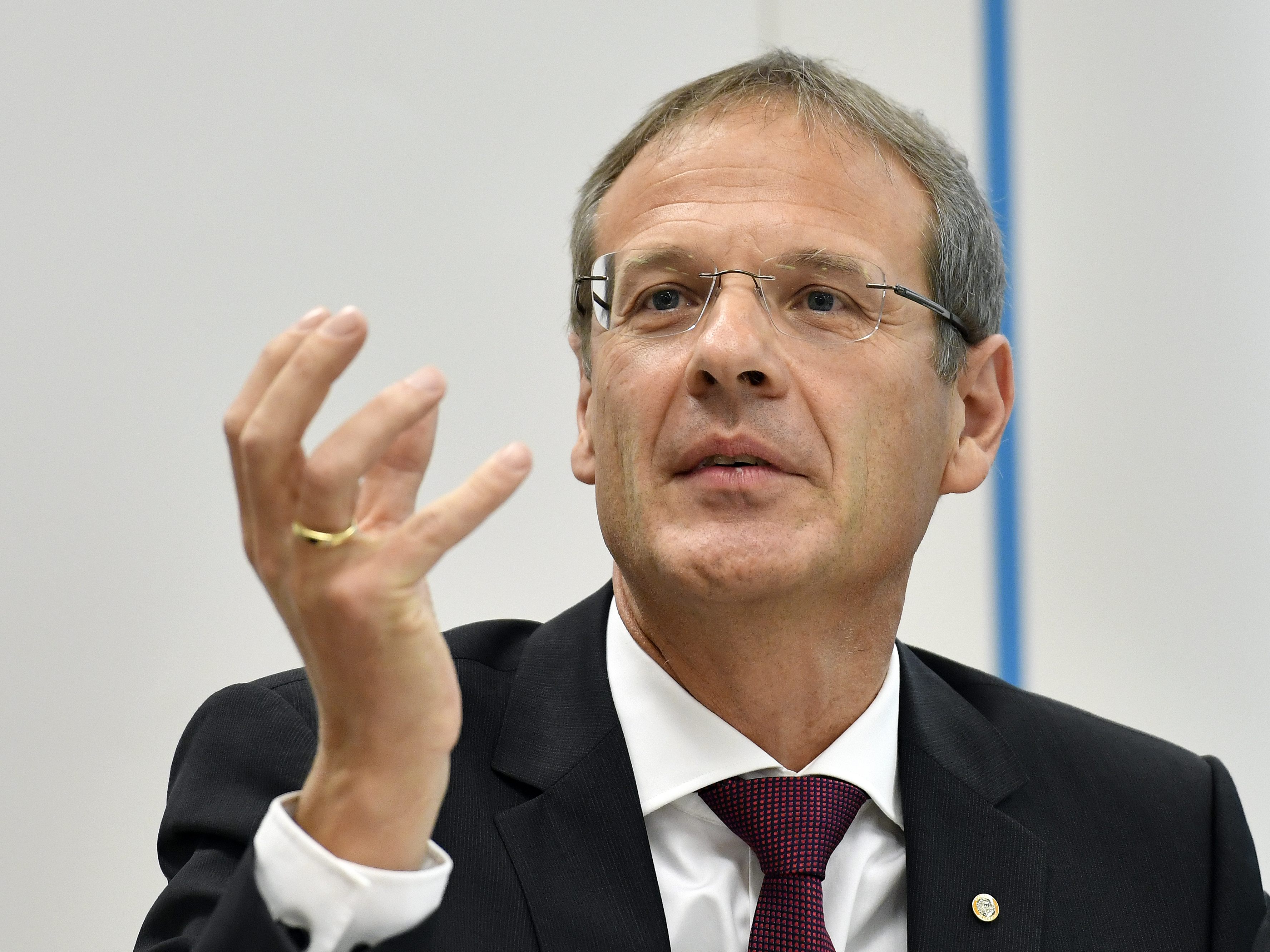 Grüner vs. gelber Impfpass: Rechtsexperte Obwexer sieht kein Problem Grüner vs. gelber Impfpass: Rechtsexperte Obwexer sieht kein Problem