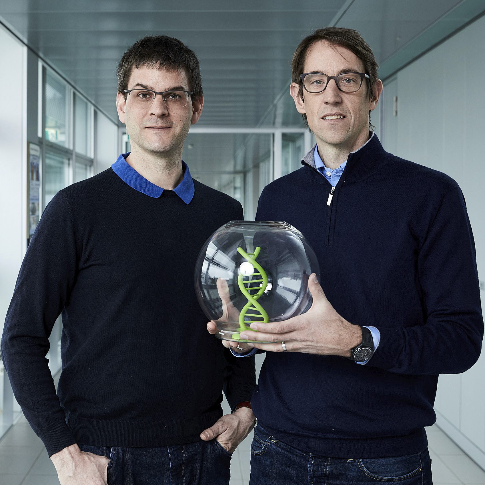 Chemiker Robert Grass (r.) ist gemeinsam mit seinem Kollegen Wendelin Stark (l.) für den Europäischen Erfinderpreis 2021 nominiert.