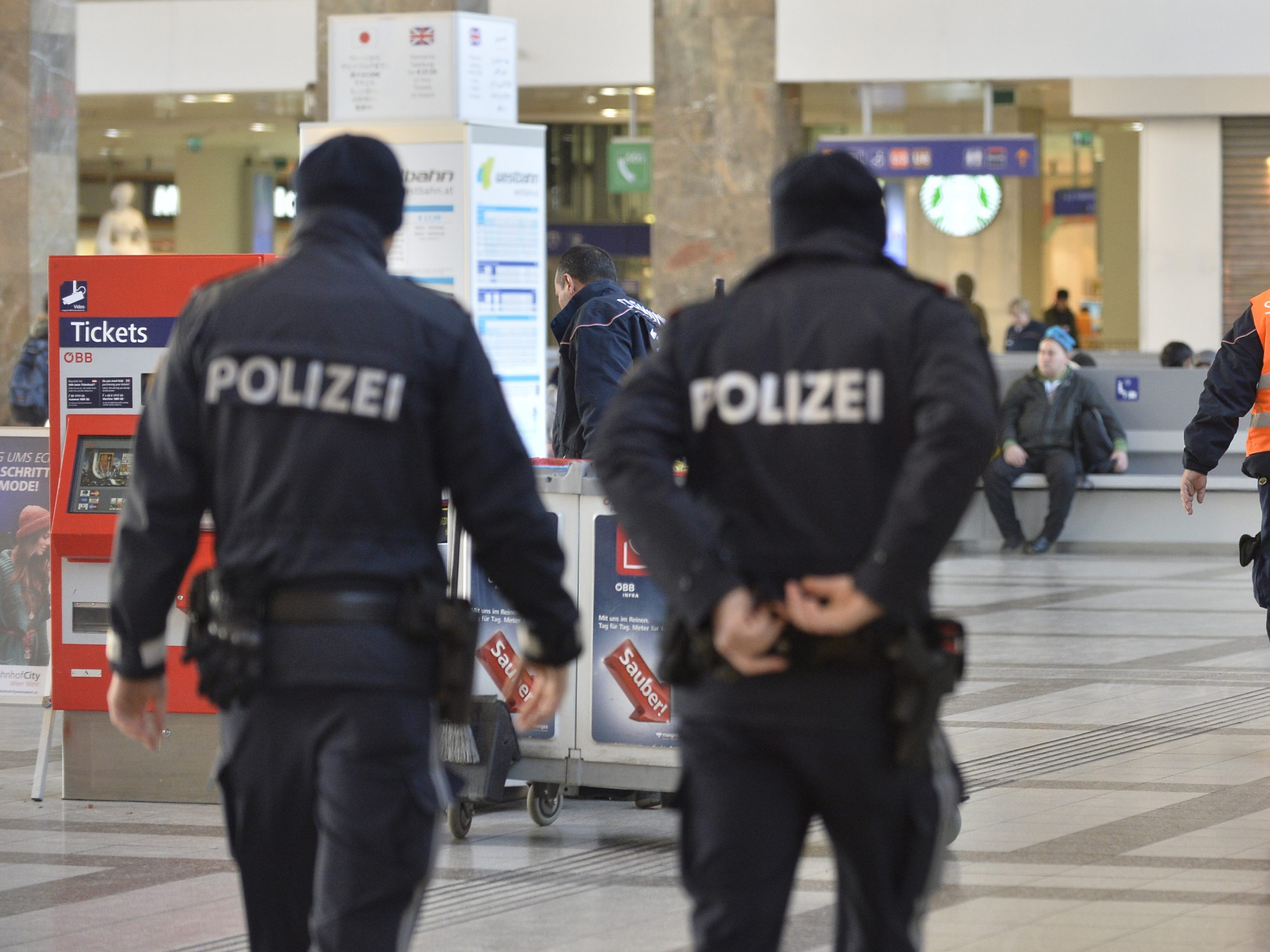 Bei einem Einsatz am Wiener Westbahnhof wurden Polizisten verletzt Bei einem Einsatz am Wiener Westbahnhof wurden Polizisten verletzt