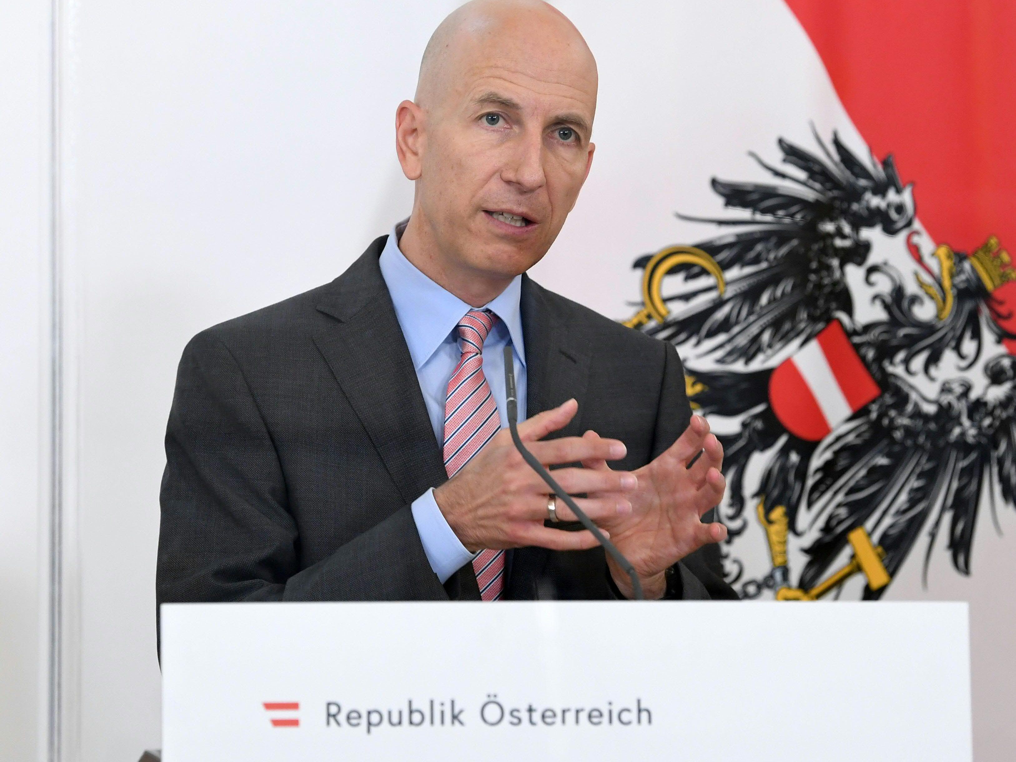 Martin Kocher plant eine umfassende Änderung der Corona-Kurzarbeit - die Verhandlungen ziehen sich. Martin Kocher plant eine umfassende Änderung der Corona-Kurzarbeit - die Verhandlungen ziehen sich.