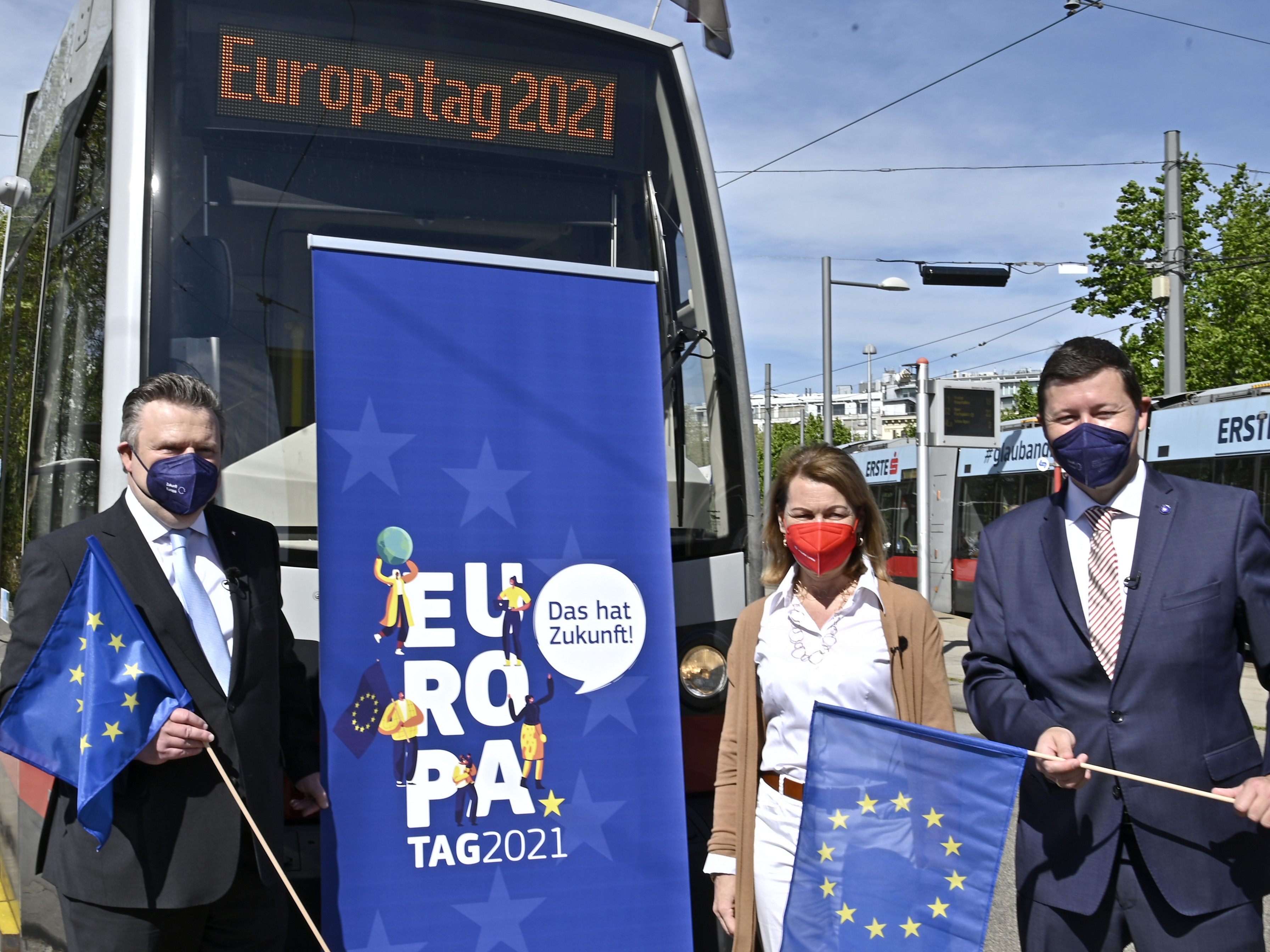 (v.l.), Bürgermeister Michael Ludwig, Wiener-Linien-Geschäftsführerin Alexandra Reinagl, Martin Selmayr, Leiter der Vertretung der Europäischen Kommission in Österreich beim Fototermin anlässlich der beflaggten Straßenbahnen