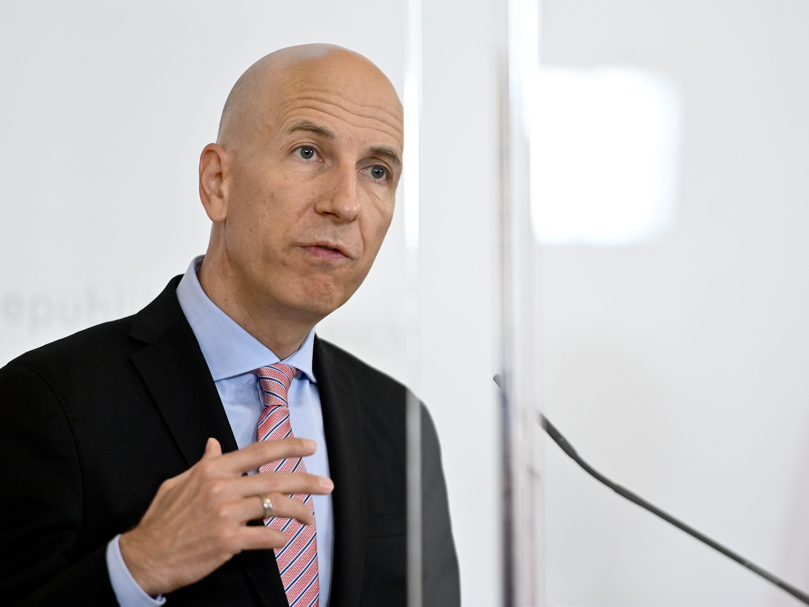 Der Arbeitsminister trägt die ÖVP-Linie mit. Der Arbeitsminister trägt die ÖVP-Linie mit.