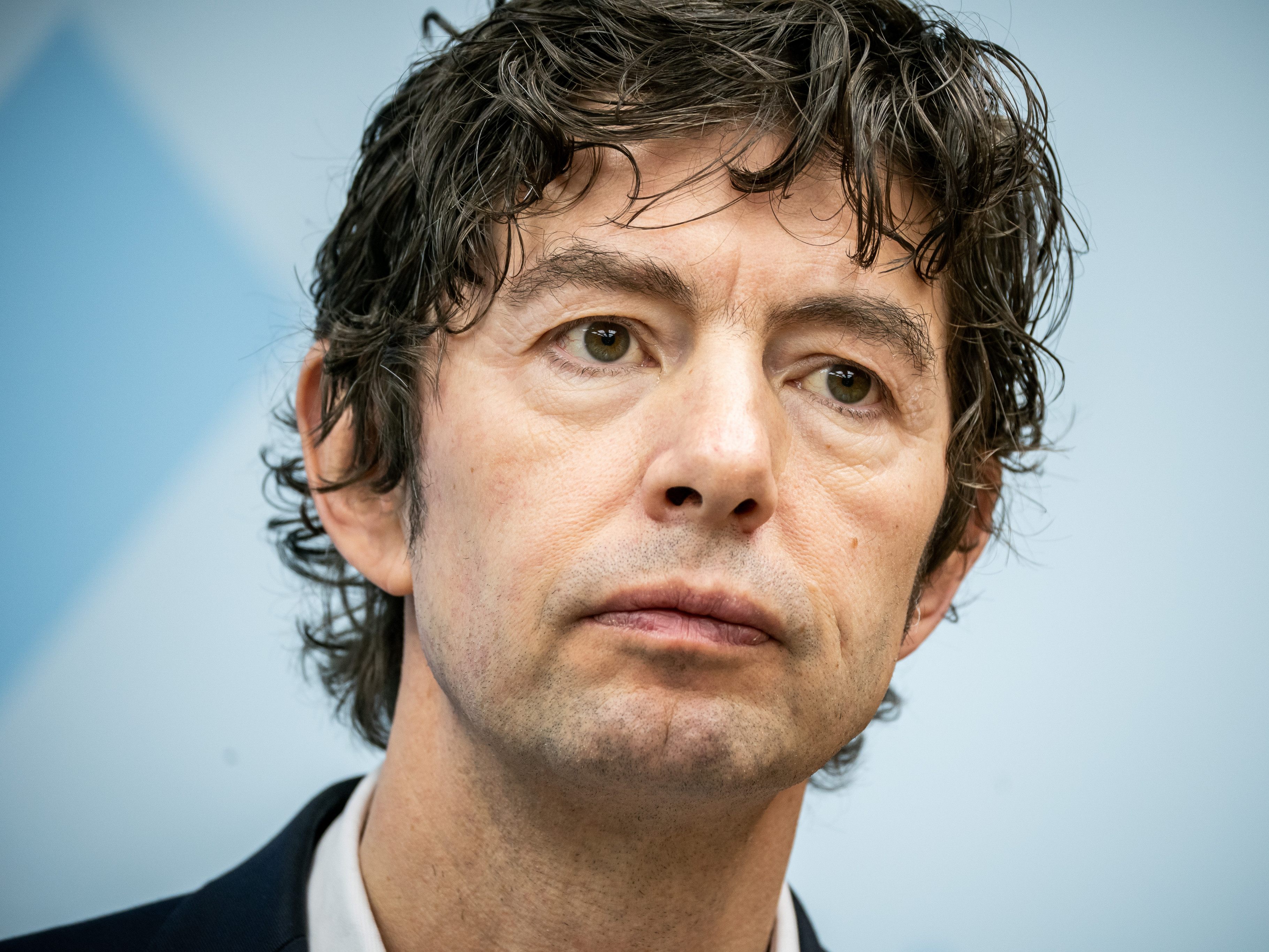 Die Infektiosität ist laut Drosten-Studie eher unabhängig vom Alter. Die Infektiosität ist laut Drosten-Studie eher unabhängig vom Alter.