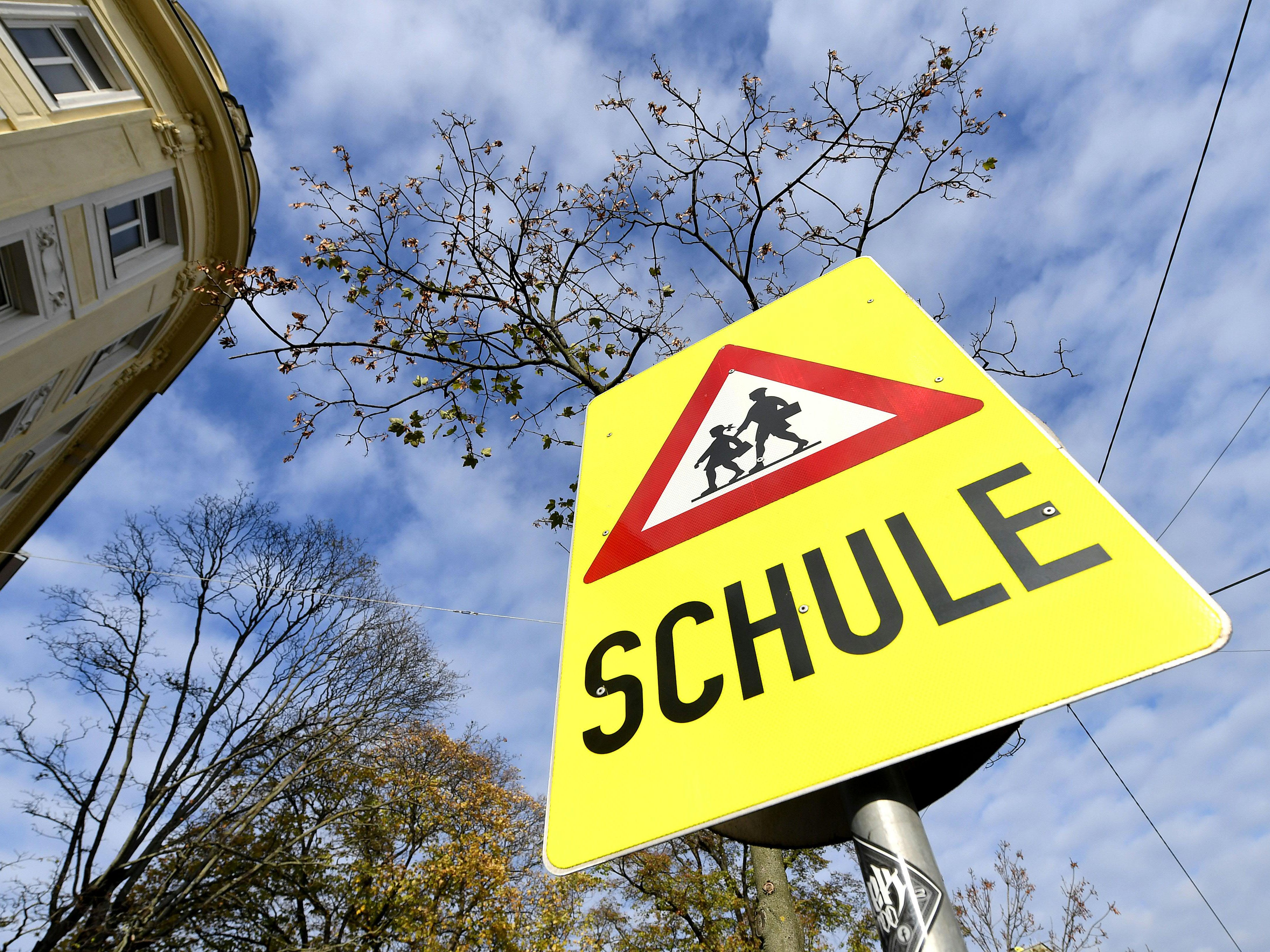 Auch Psychotherapeuten wollen regelmäßig an die Schulen. Auch Psychotherapeuten wollen regelmäßig an die Schulen.
