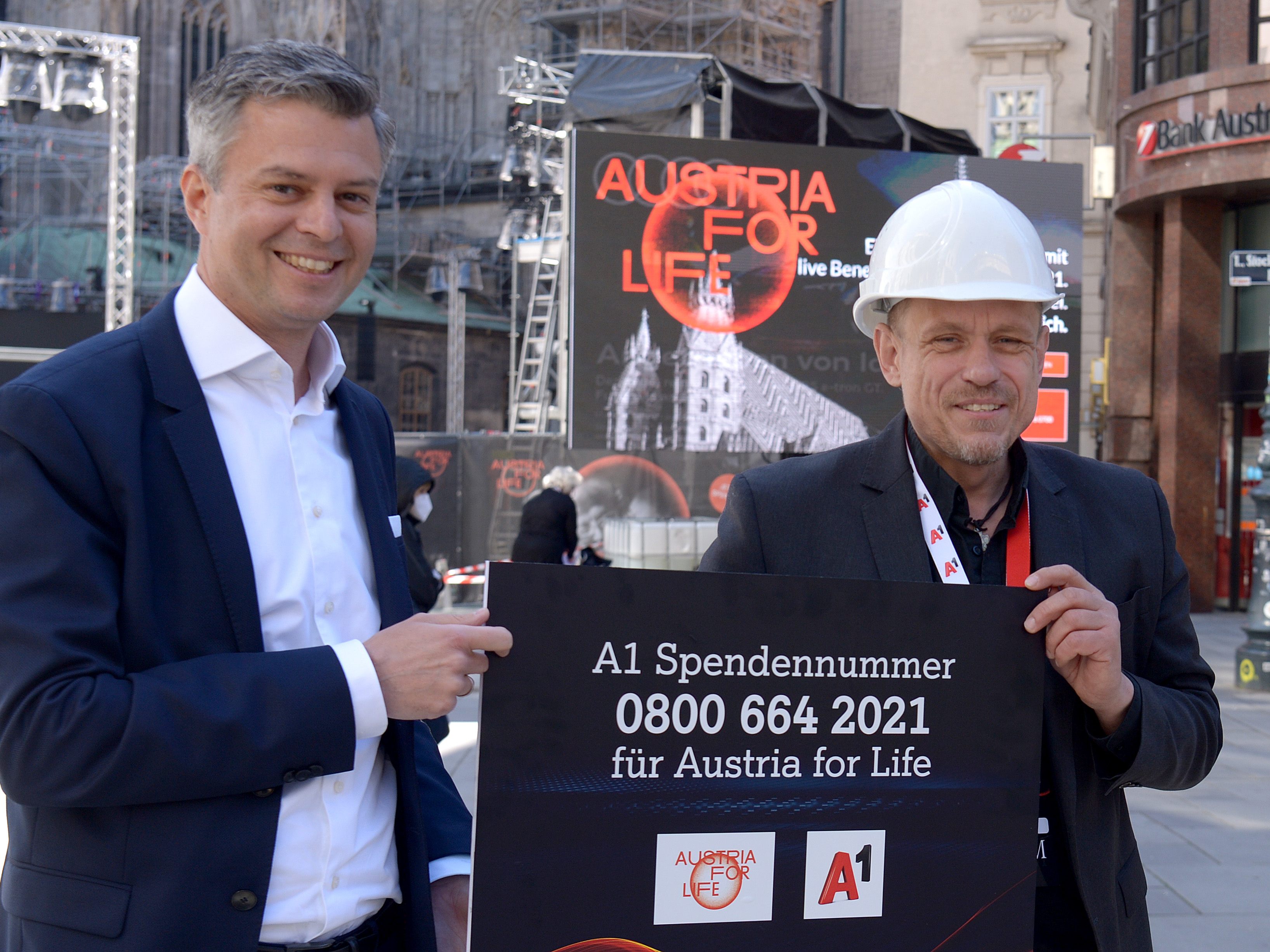 Gery Keszler und A1-Chef Thomas Arnolder (l.)bei den Aufbauarbeiten zur Corona-Charity "Austria for Life" am Wiener Stephanspatz Gery Keszler und A1-Chef Thomas Arnolder (l.)bei den Aufbauarbeiten zur Corona-Charity "Austria for Life" am Wiener Stephanspatz