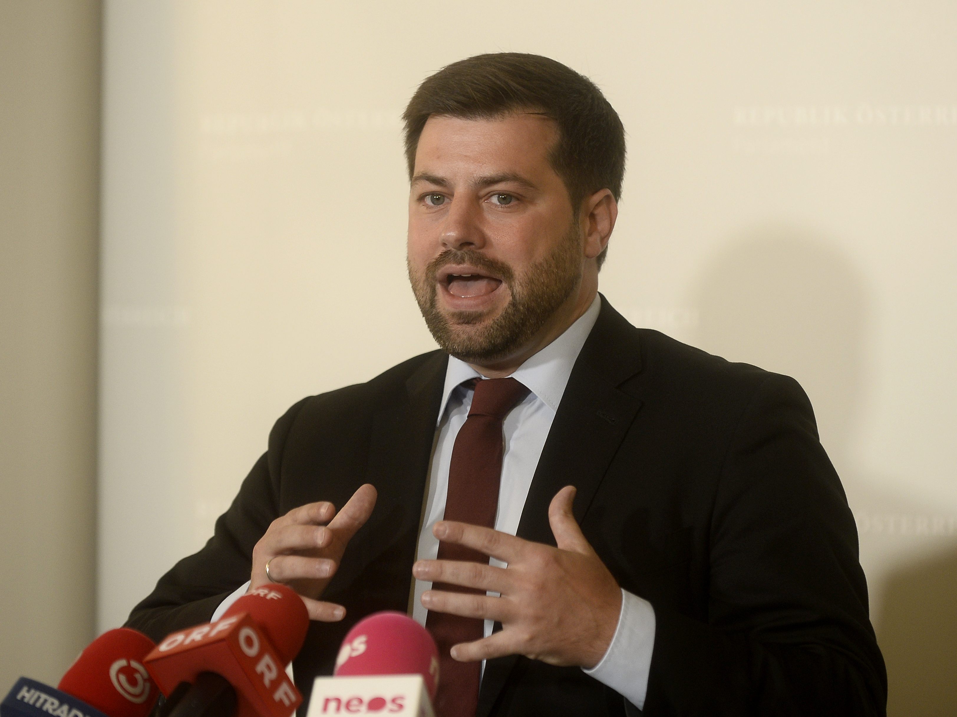Michael Bernhard (NEOS) erläuterte die Notwendigkeit österreichweit familiengerechter Kinderbetreuungsangebote