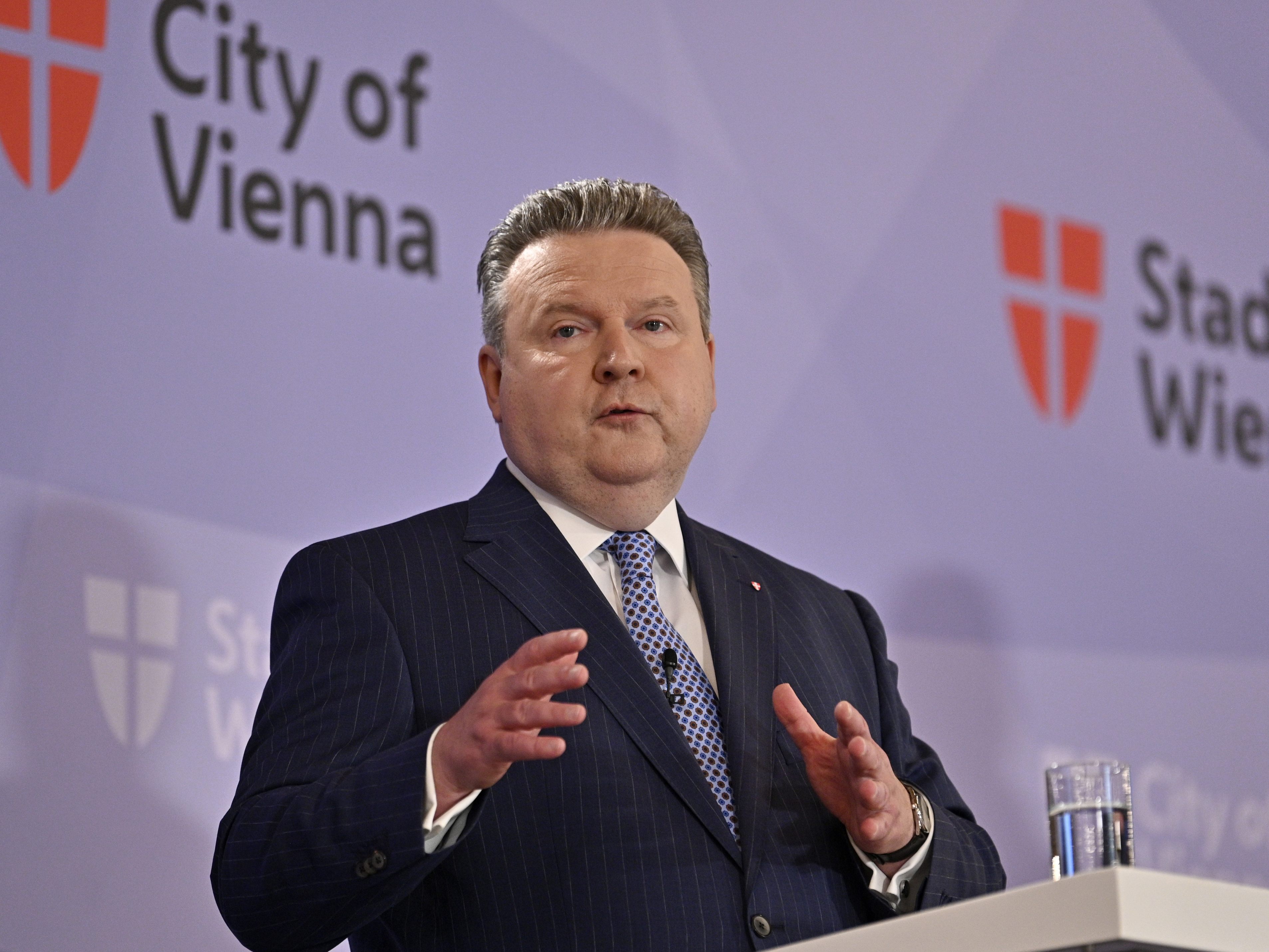 Ludwig führt im Vorfeld der Bund-Länder-Runde Gespräch mit Medizin-Experten. Ludwig führt im Vorfeld der Bund-Länder-Runde Gespräch mit Medizin-Experten.