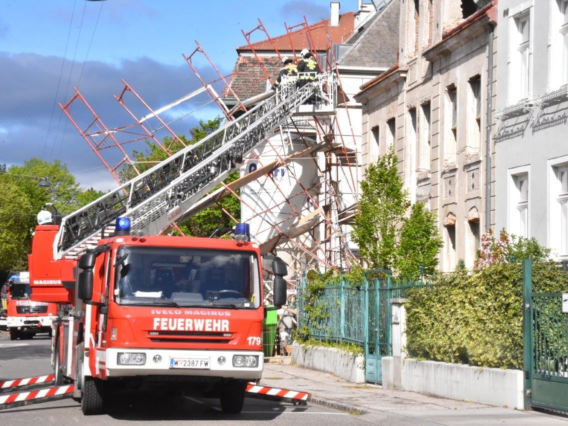 Sturm: Wiener Feuerwehr im Dauereinsatz. Sturm: Wiener Feuerwehr im Dauereinsatz.
