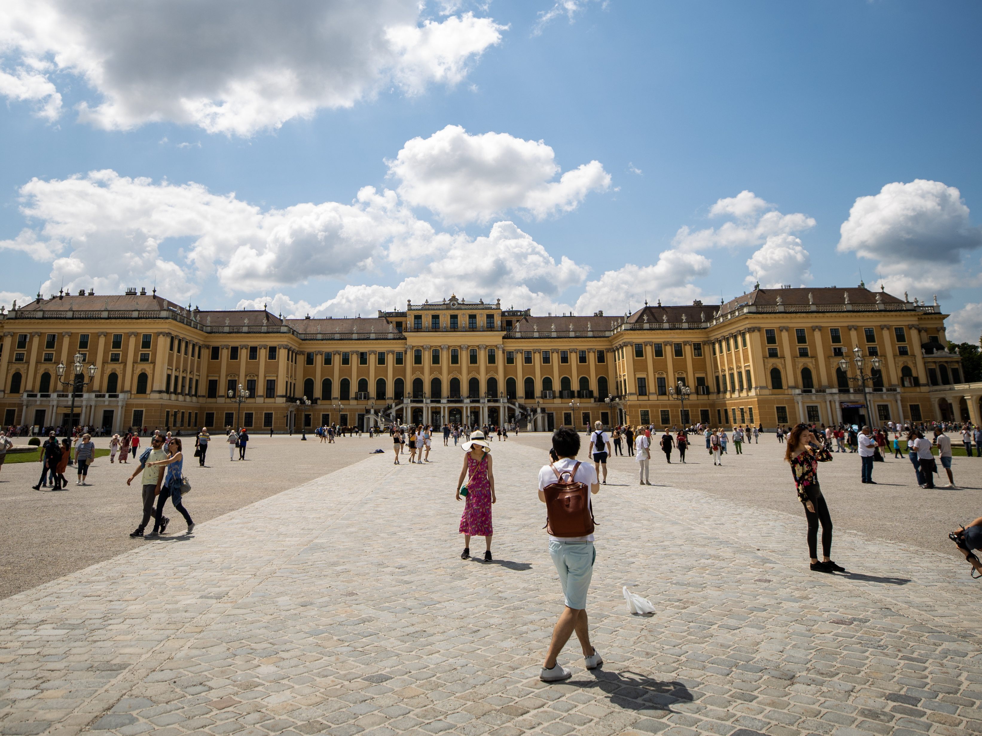 Schloss Schönbrunn inklusive der Museen der Gesellschaft sowie Schloss Hof nehmen wieder ihren Publikumsbetrieb auf Schloss Schönbrunn inklusive der Museen der Gesellschaft sowie Schloss Hof nehmen wieder ihren Publikumsbetrieb auf