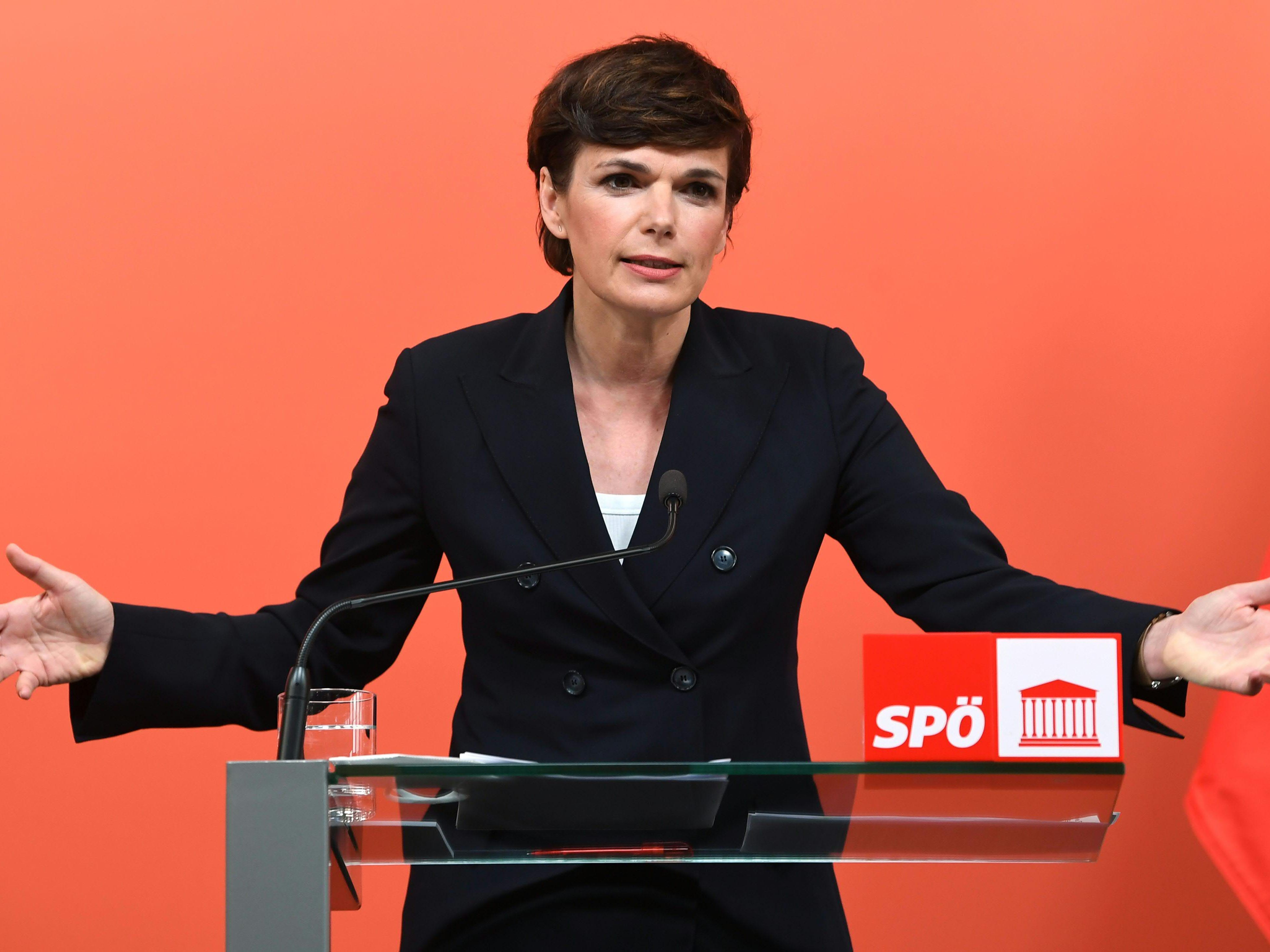 Die SPÖ-Chefin will mehr Unterstützung für Familien in der Corona-Krise. Die SPÖ-Chefin will mehr Unterstützung für Familien in der Corona-Krise.