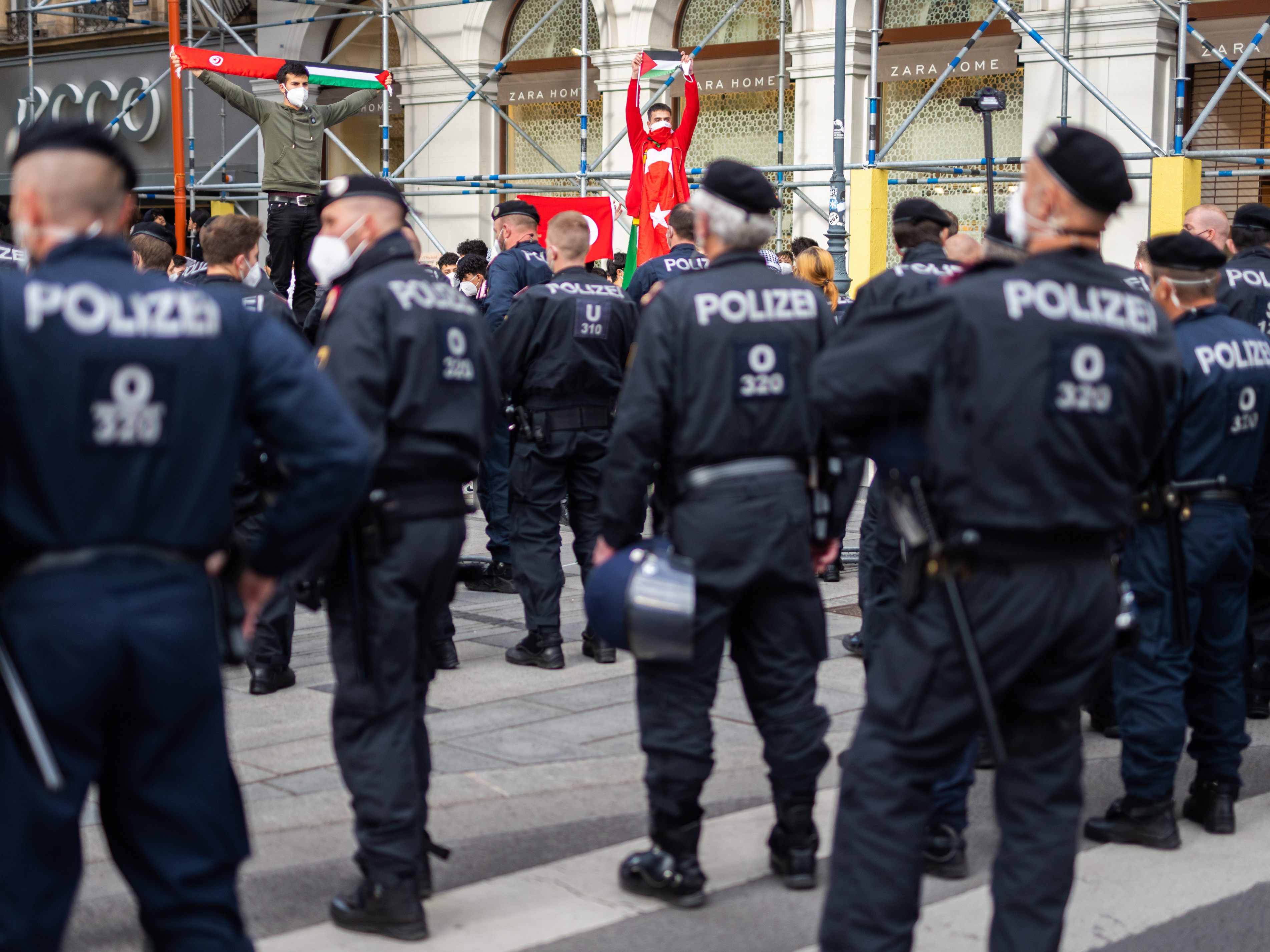Zahlreiche Polizisten standen am Samstag im Einsatz. Zahlreiche Polizisten standen am Samstag im Einsatz.