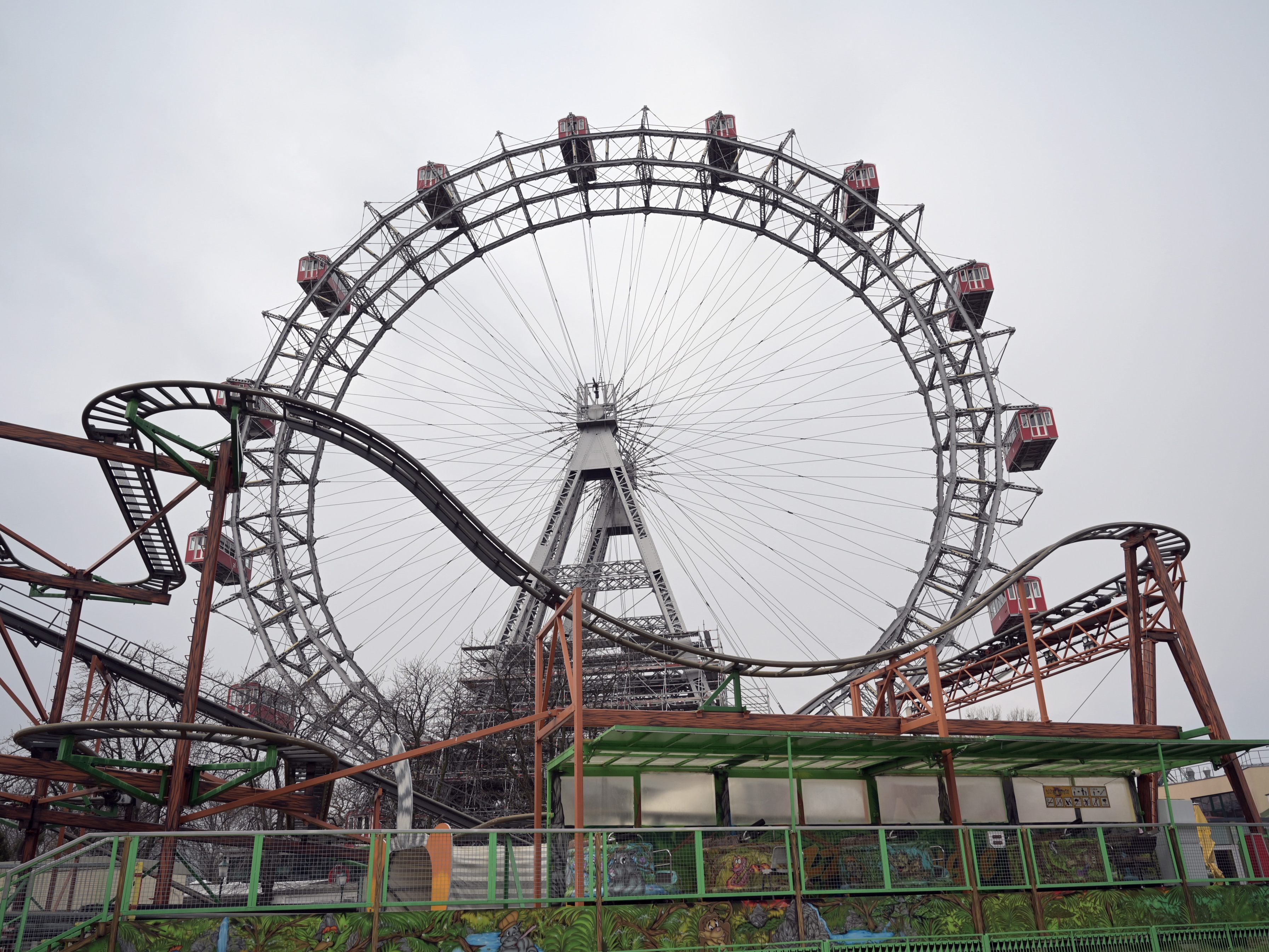 Wer die Fahrgeschäfte im Wiener Prater nutzen möchte, muss getestet, geimpft oder genesen sein. Wer die Fahrgeschäfte im Wiener Prater nutzen möchte, muss getestet, geimpft oder genesen sein.