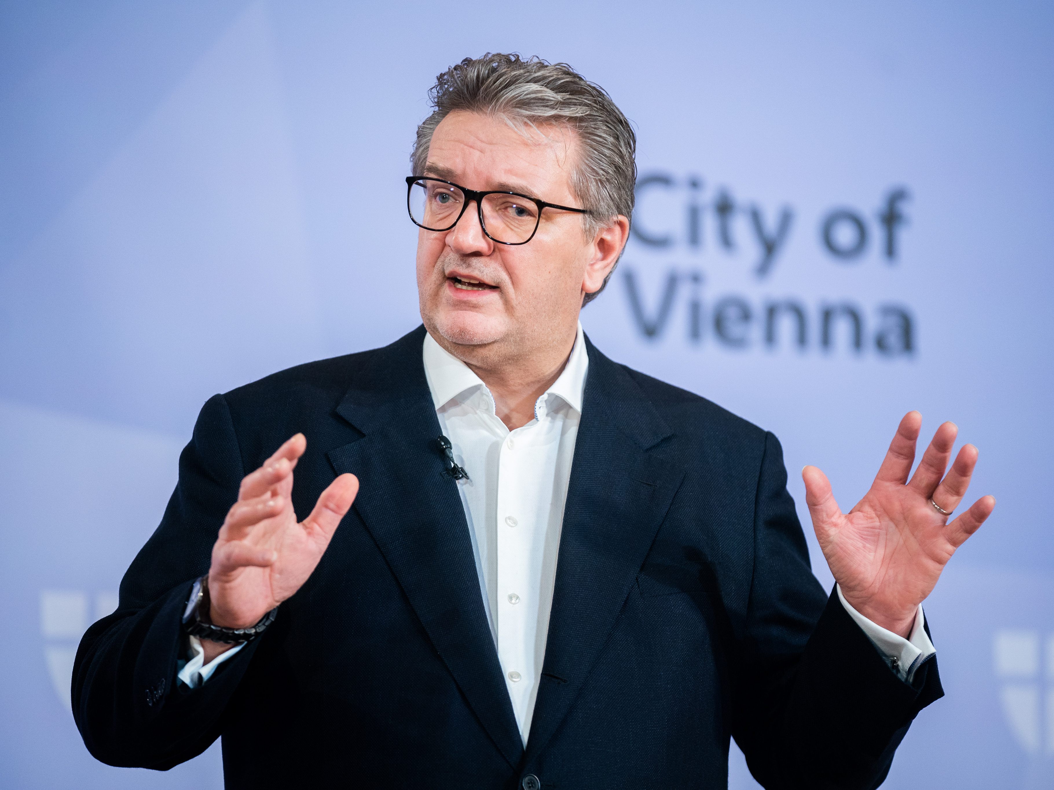 Wir berichten live von der Pressekonferenz. Wir berichten live von der Pressekonferenz.