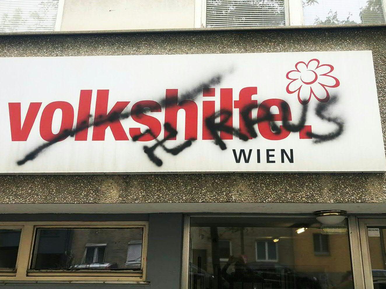 Unbekannte Täter beschmierten das Flüchtlingshaus mit NS-Symbolen.