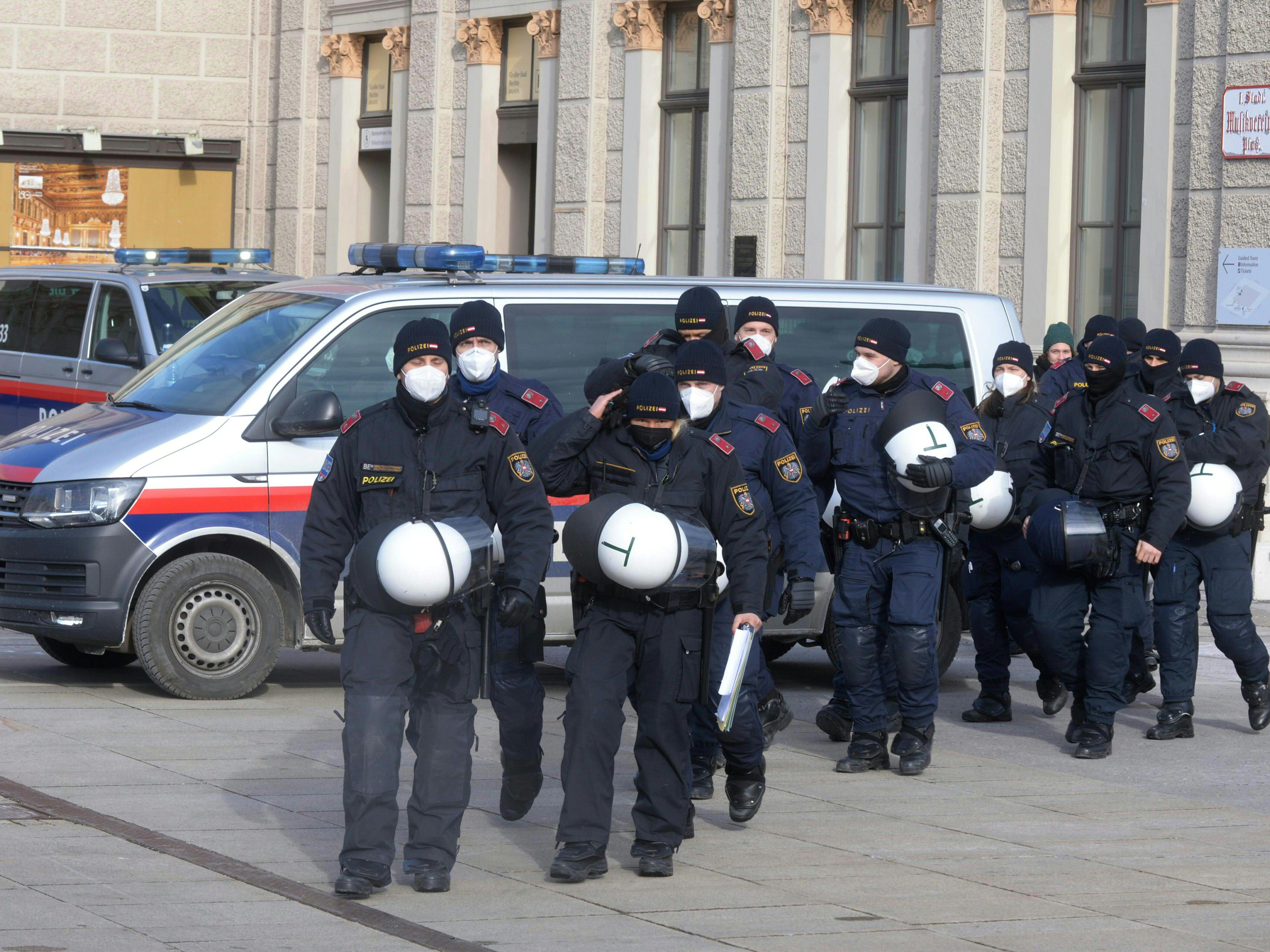 Corona-Gegner hatten gewaltsame Aktion gegen Polizei in Wien geplant. Corona-Gegner hatten gewaltsame Aktion gegen Polizei in Wien geplant.