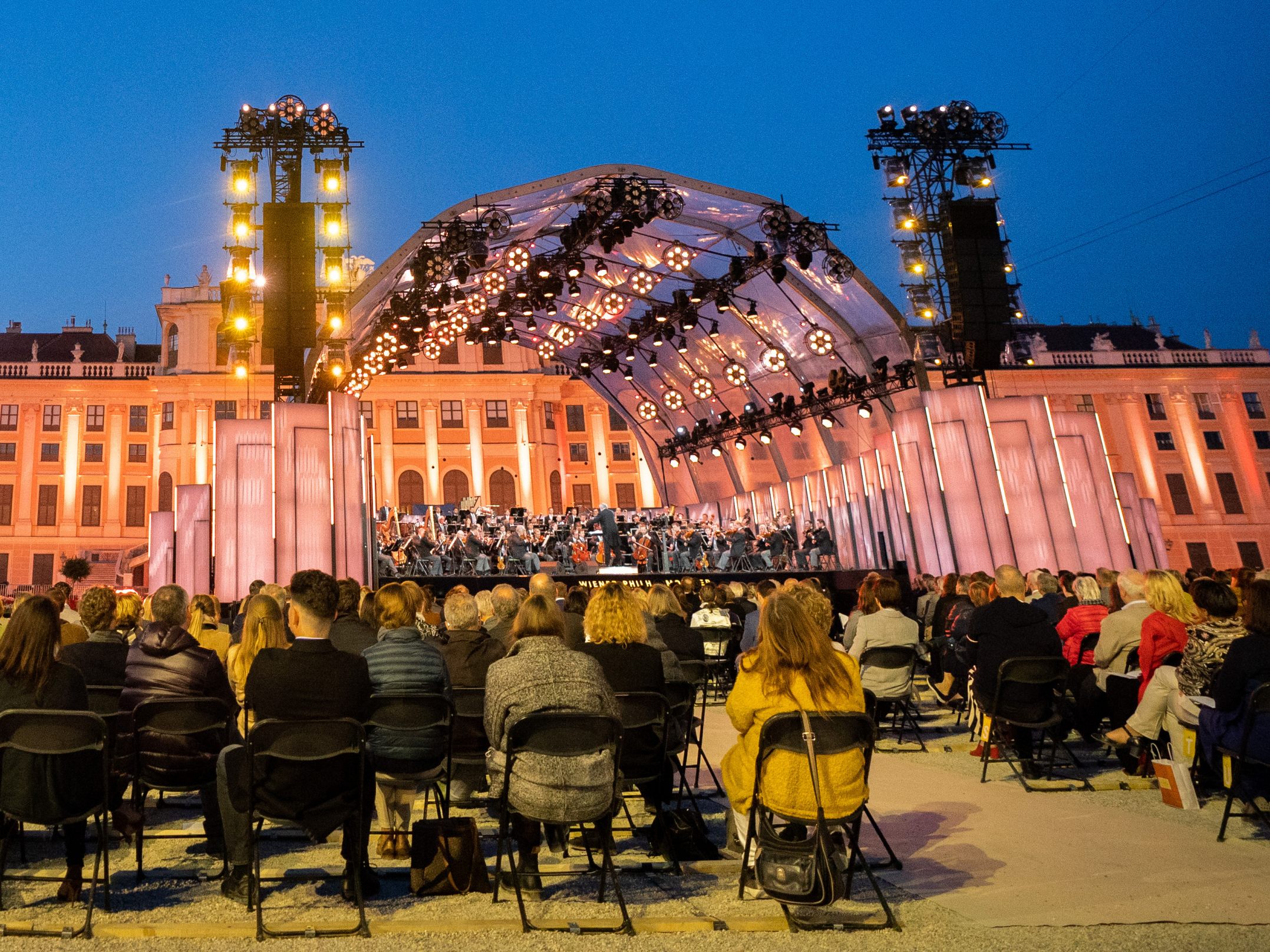 Nur 3.000 ausgewählte Gästen werden das Sommernachtskonzert in Wien live in Schönbrunn erleben. Nur 3.000 ausgewählte Gästen werden das Sommernachtskonzert in Wien live in Schönbrunn erleben.