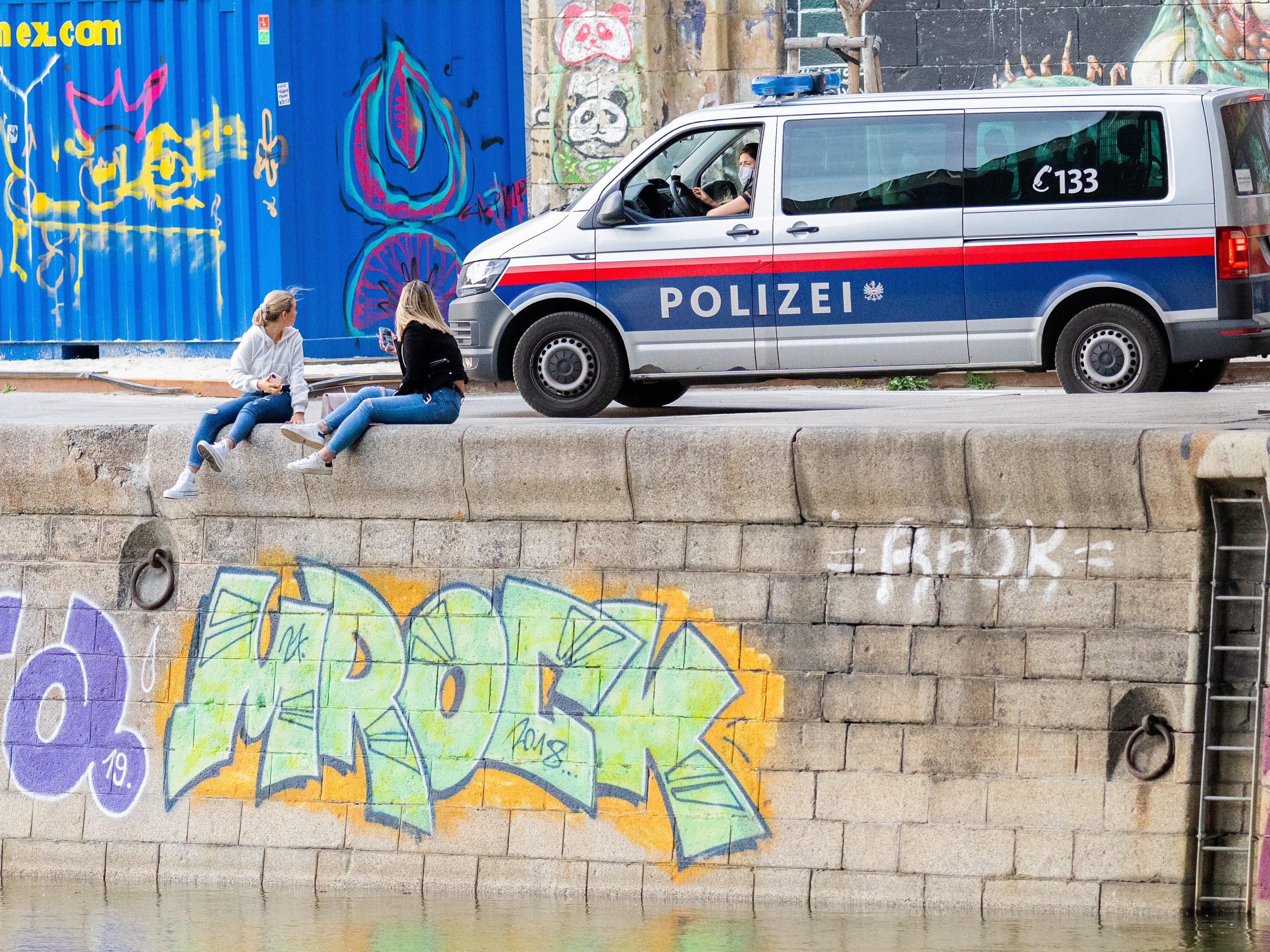 Wiens Jugendliche sollen nun verstärkt über die Corona-Bestimmungen aufgeklärt werden, anstatt sie zu strafen. Wiens Jugendliche sollen nun verstärkt über die Corona-Bestimmungen aufgeklärt werden, anstatt sie zu strafen.