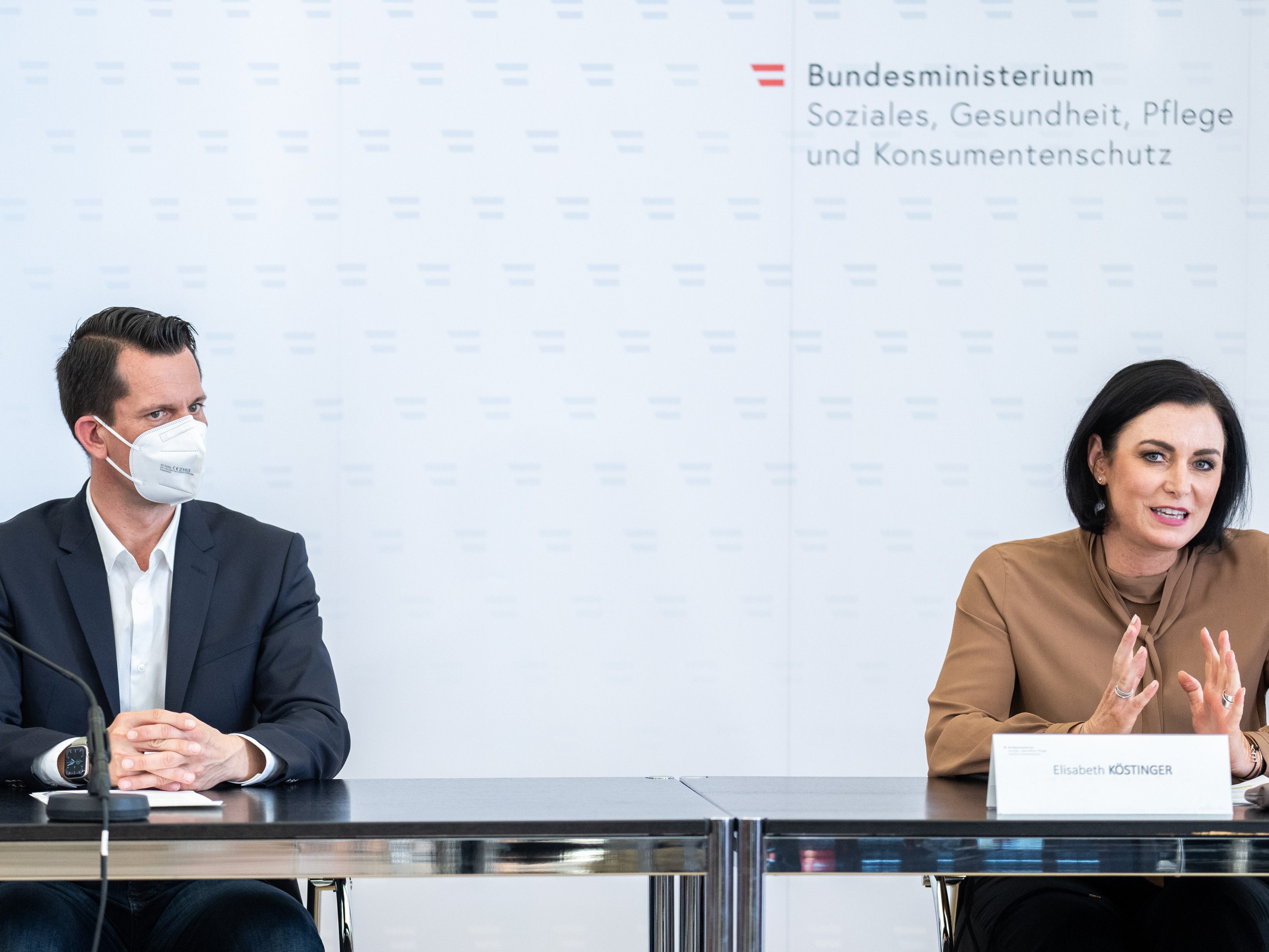 Regeln präsentiert: Grüner Pass bleibt auch analog. Regeln präsentiert: Grüner Pass bleibt auch analog.