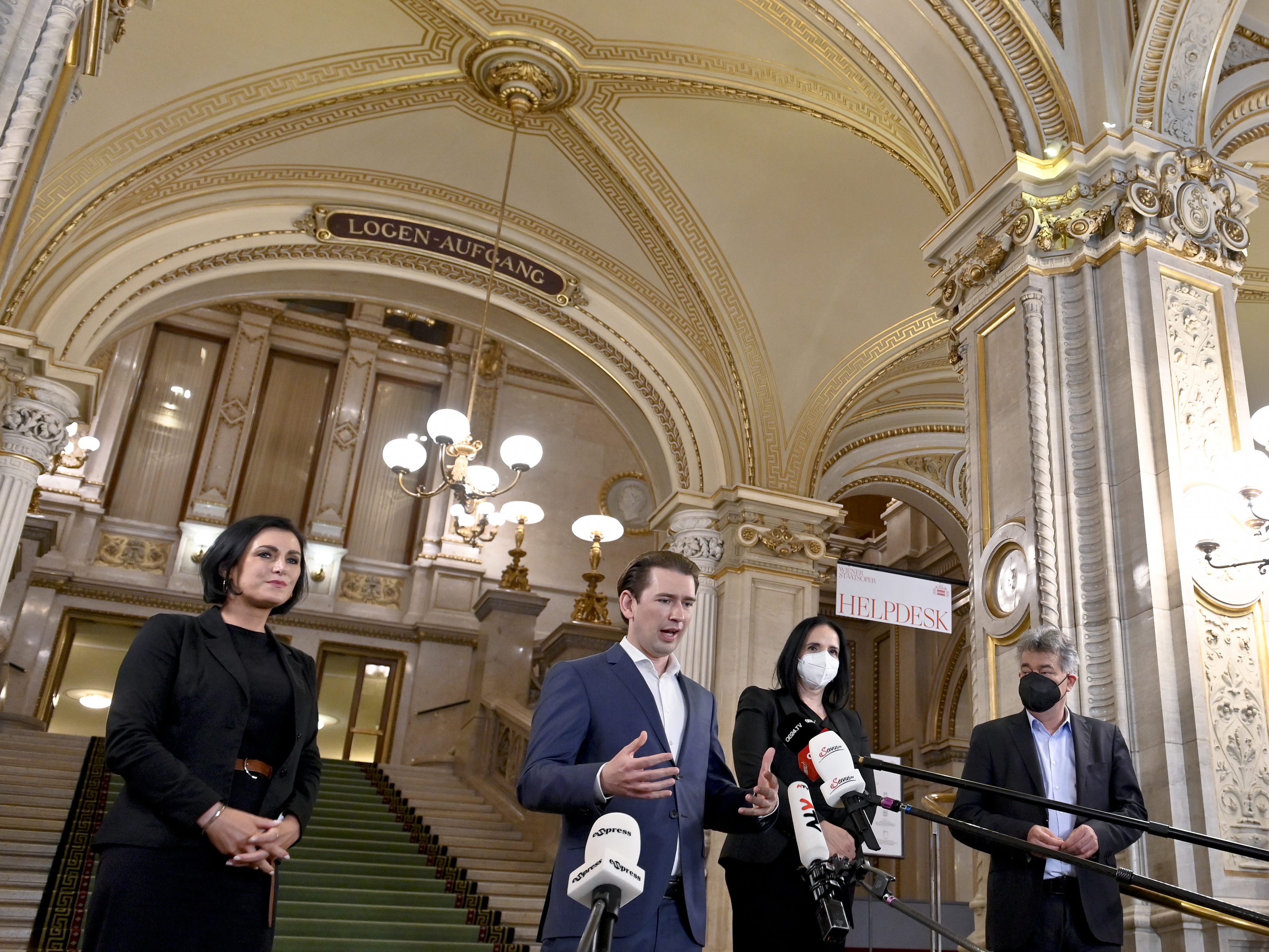 Die Regierung feierte das Lockdown-Ende auch in der Wiener Staatsoper. Die Regierung feierte das Lockdown-Ende auch in der Wiener Staatsoper.