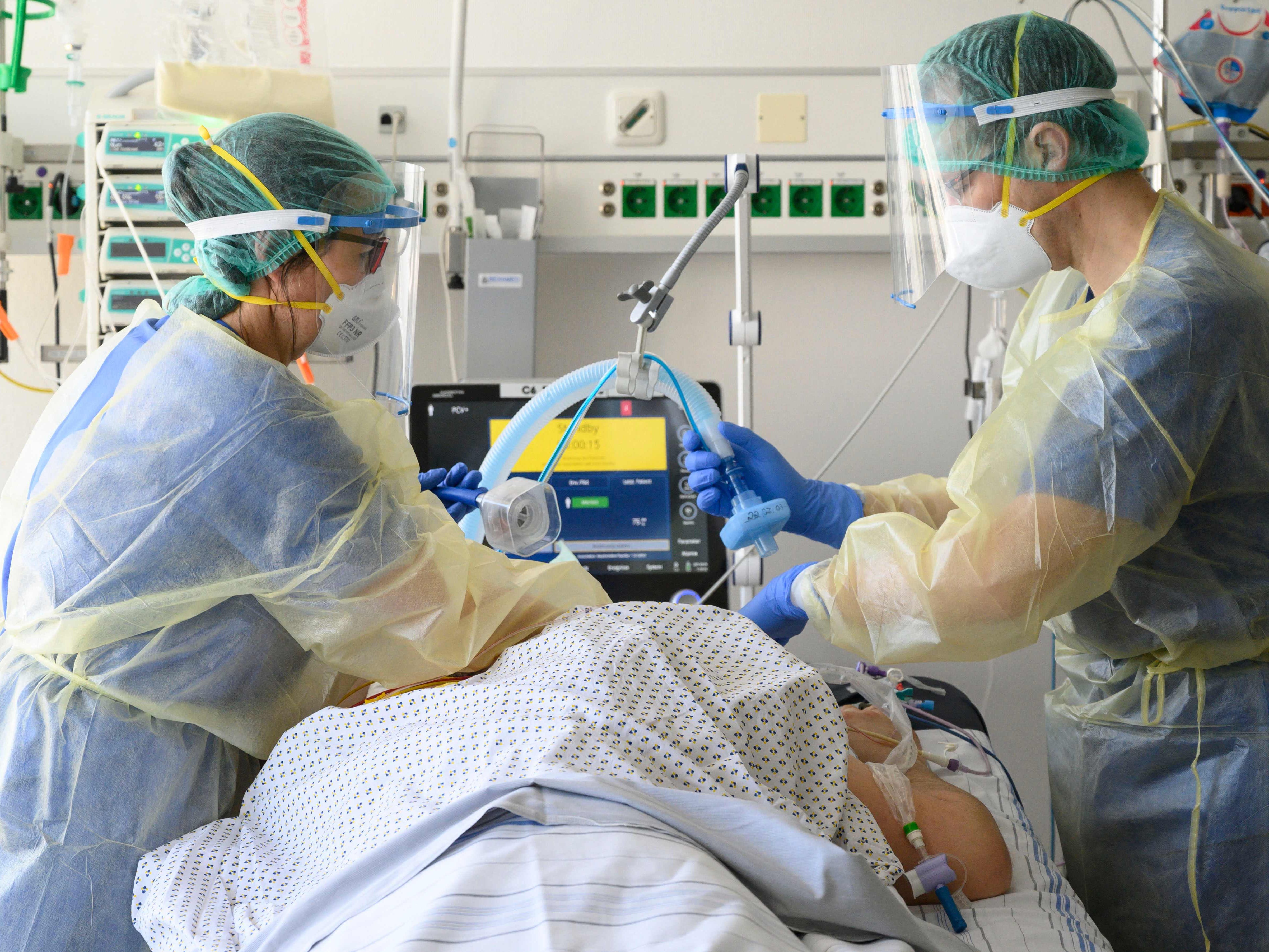 Erstmals seit sechs Monaten liegt die Zahl der Krankenhauspatienten mit einer SARS-CoV-2-Infektion wieder unter 1.000. Erstmals seit sechs Monaten liegt die Zahl der Krankenhauspatienten mit einer SARS-CoV-2-Infektion wieder unter 1.000.