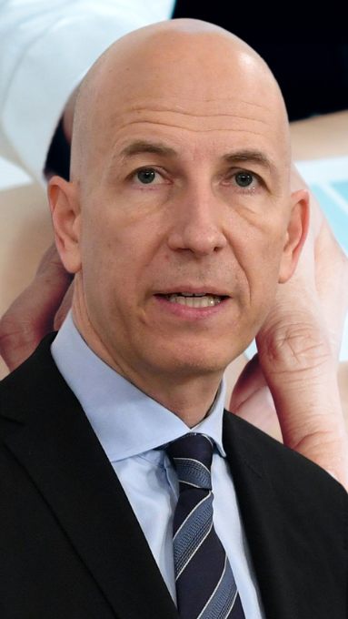 Die Pressekonferenz dreht sich um den Arbeitsmarkt und die Öffnungen.