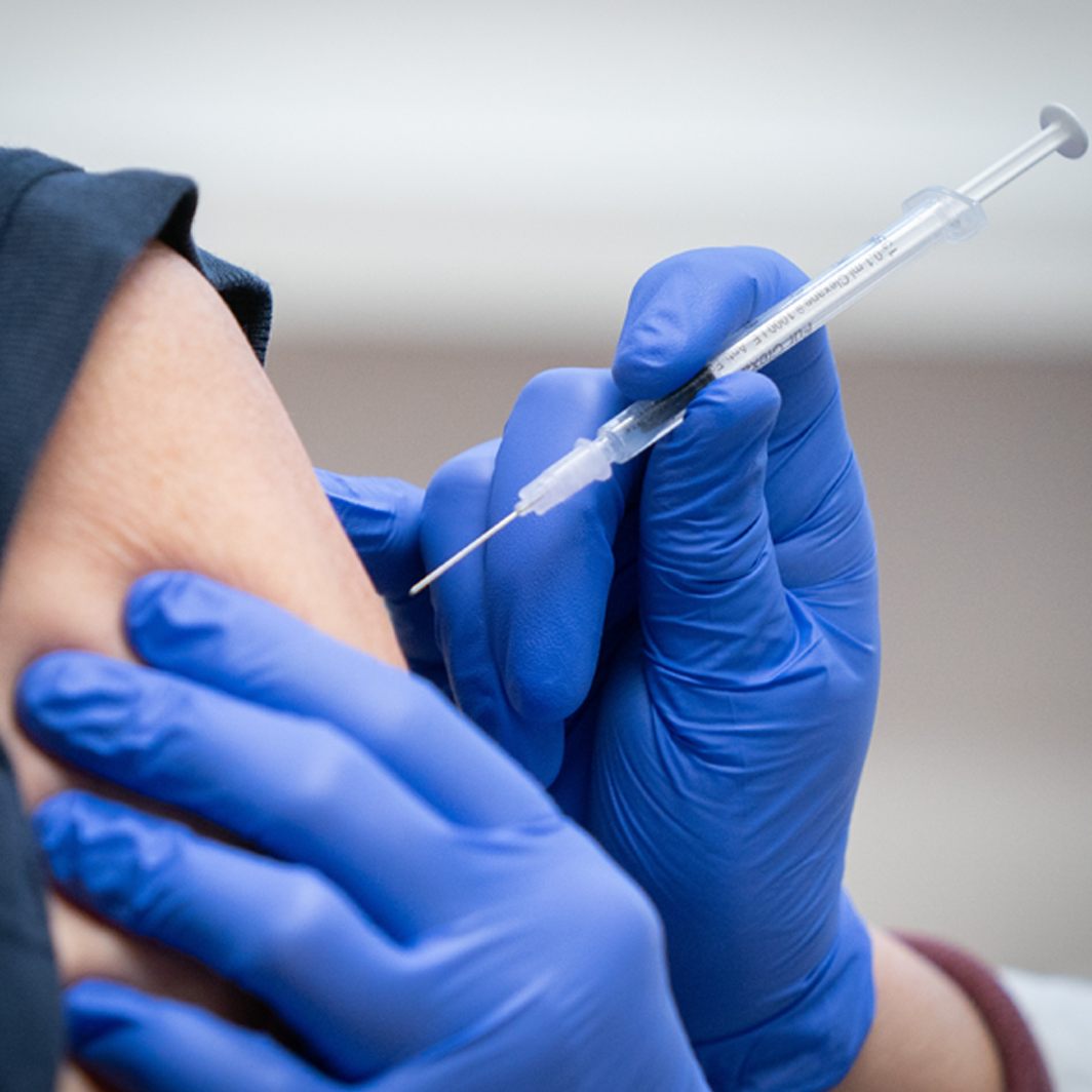 Von den rund 10.000 Lehrern und Elementarpädagogen in Vorarlberg wurden laut Impf-Dashboard des Landes bisher 6.636 nach Anmeldung mit Berufsgruppencode geimpft, das sind etwa zwei Drittel.