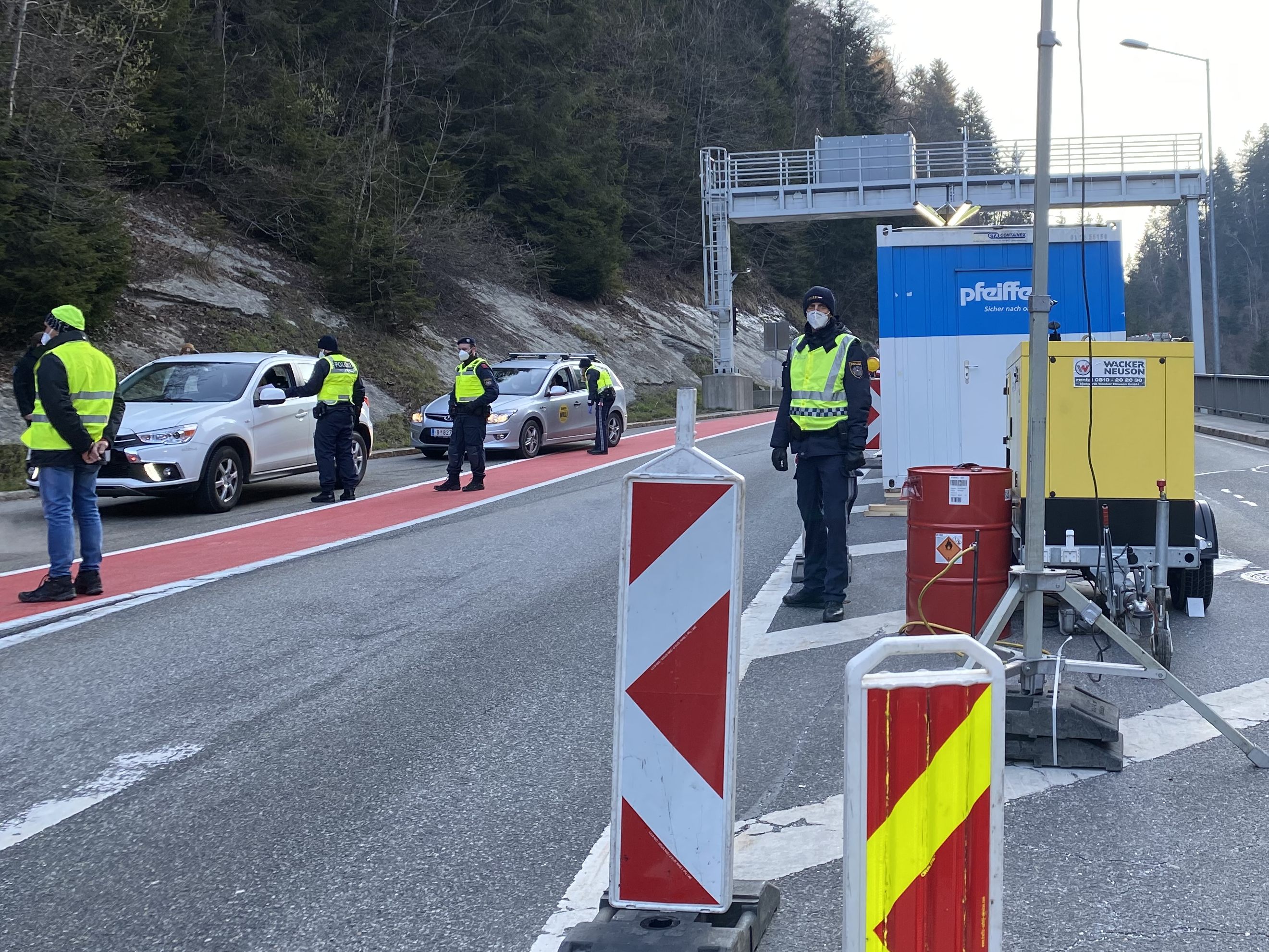 Die Ausreisekontrollen, hier auf der L200 aus dem Bregenzerwald, bestehen weiterhin.