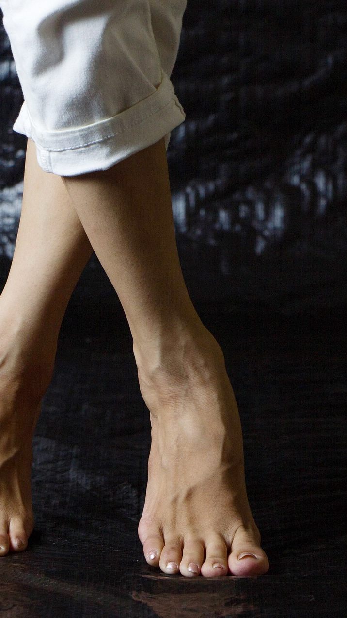 Barfuß gehen ist gesund, jedoch nicht auf harten Böden.