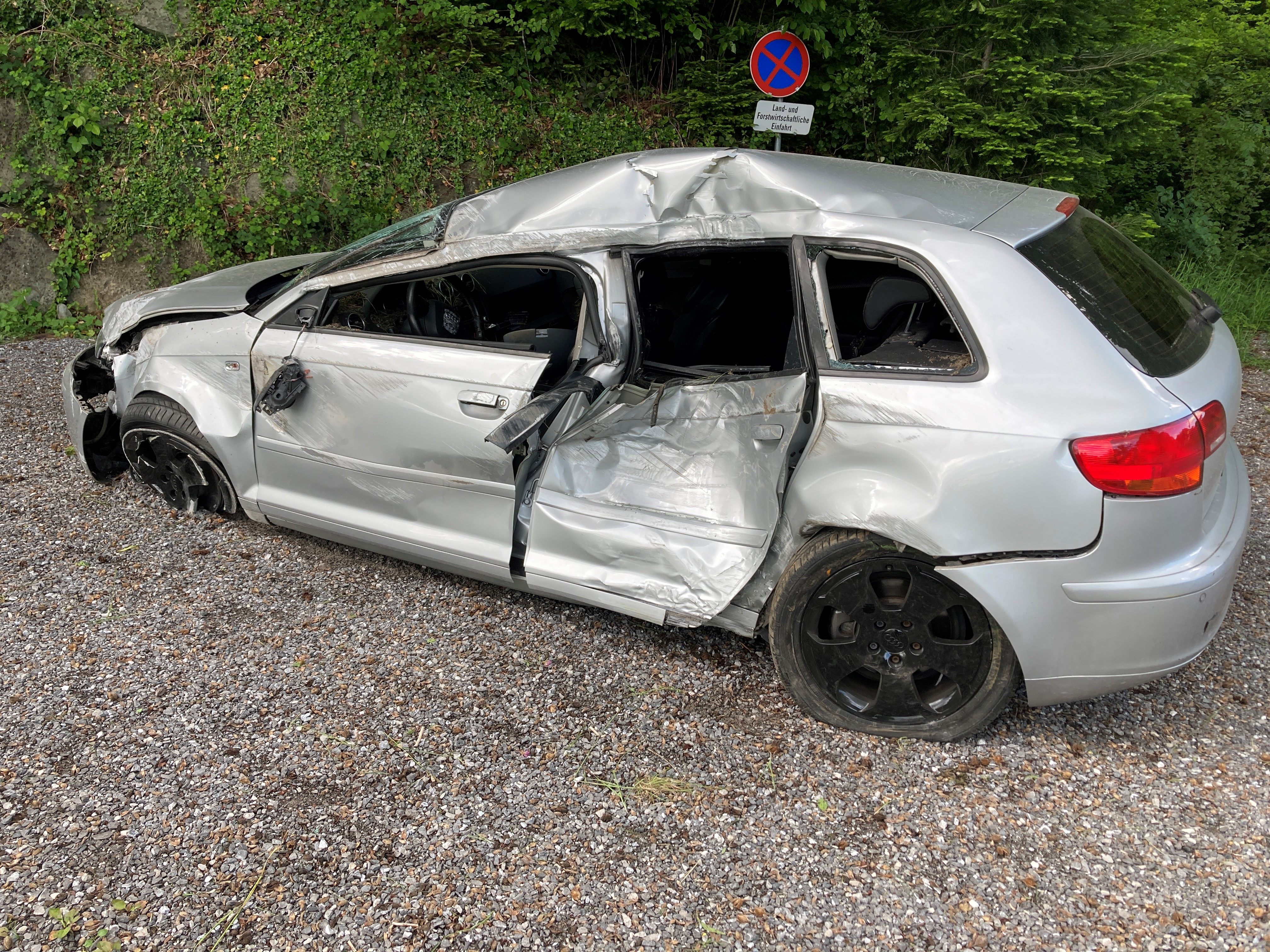 Am Fahrzeug entstand Totalschaden.